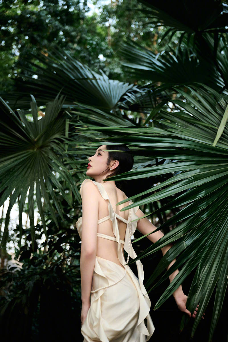 张天爱森系写真清冷仙气 露背造型勾勒曼妙身材