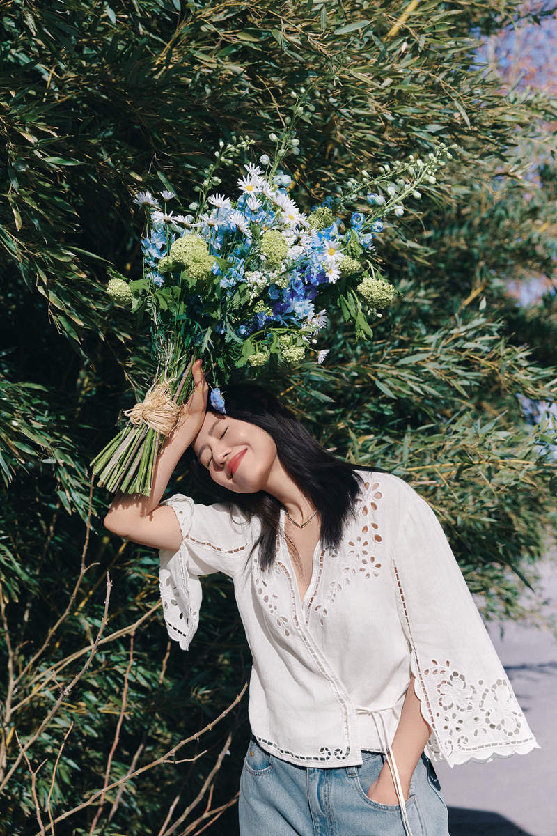 高圆圆拍春日氛围感美照！手举鲜花笑容明媚