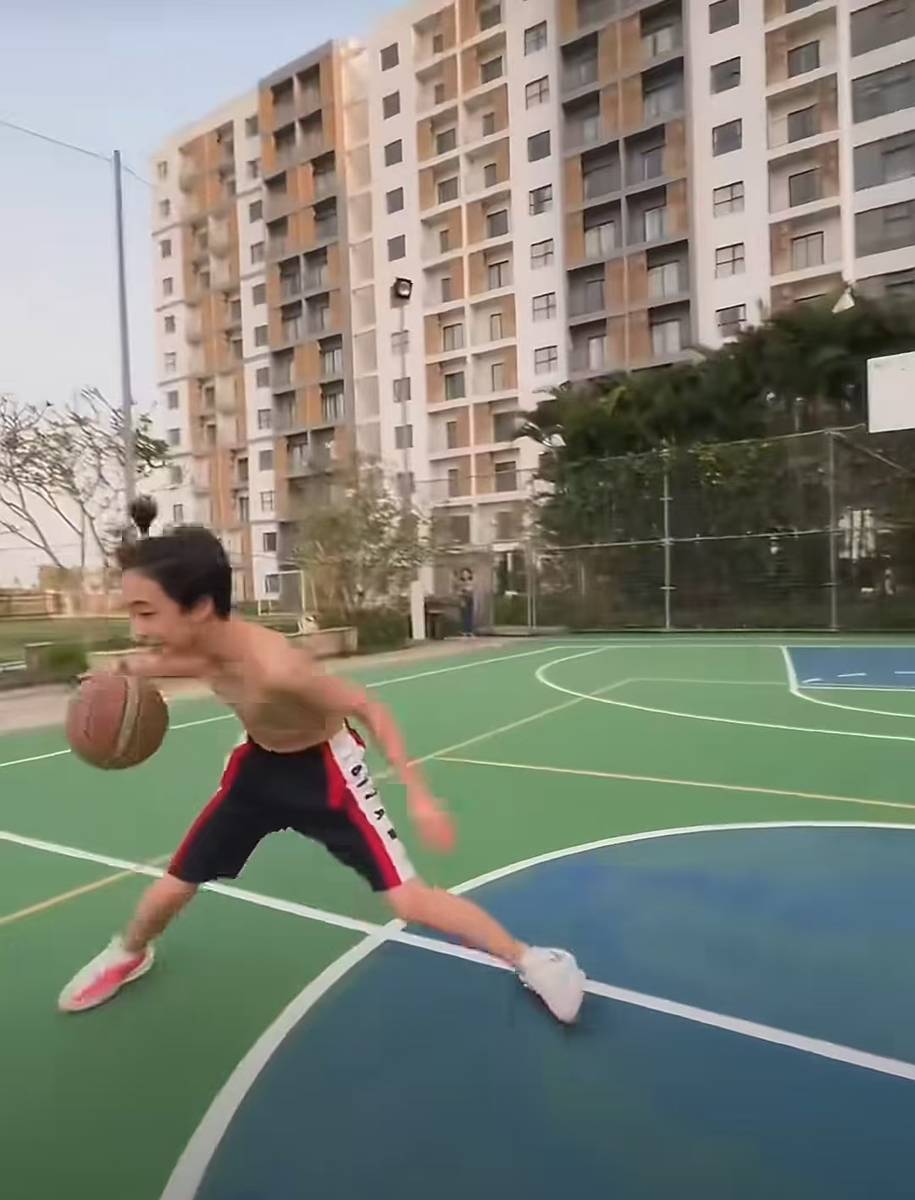 陈小春儿子Jasper现身球场 运球投篮尽显少年朝气