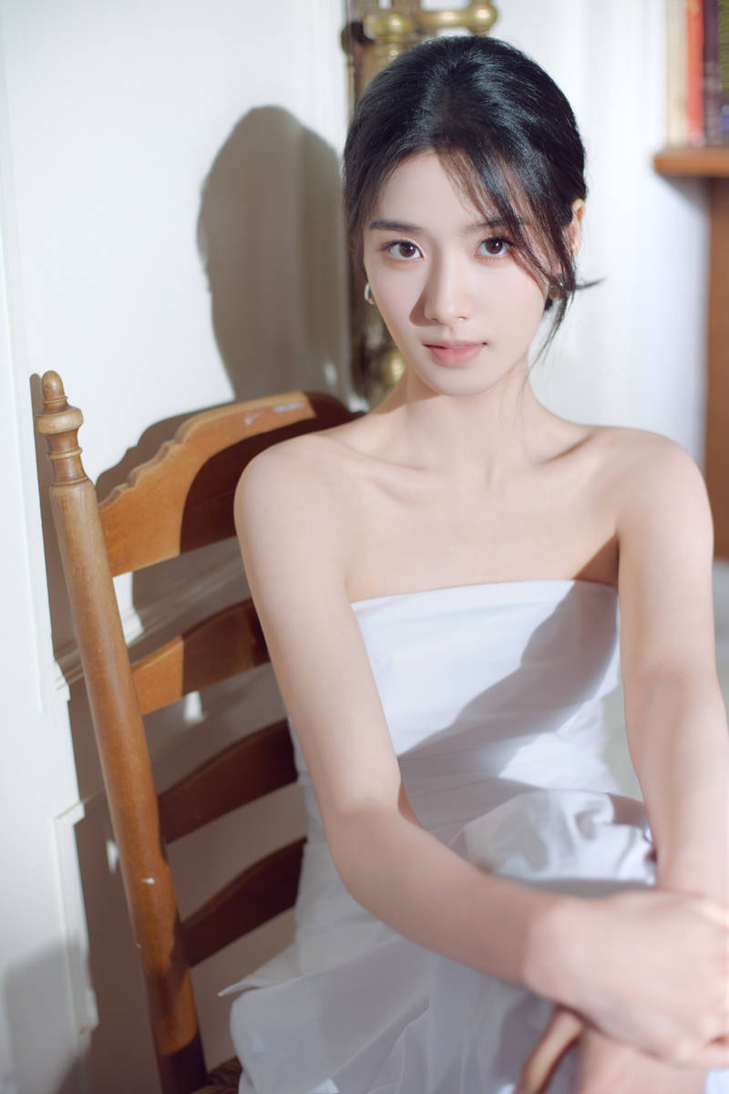 卢昱晓长发低挽优雅松弛 抹胸长裙尽显温柔仙气