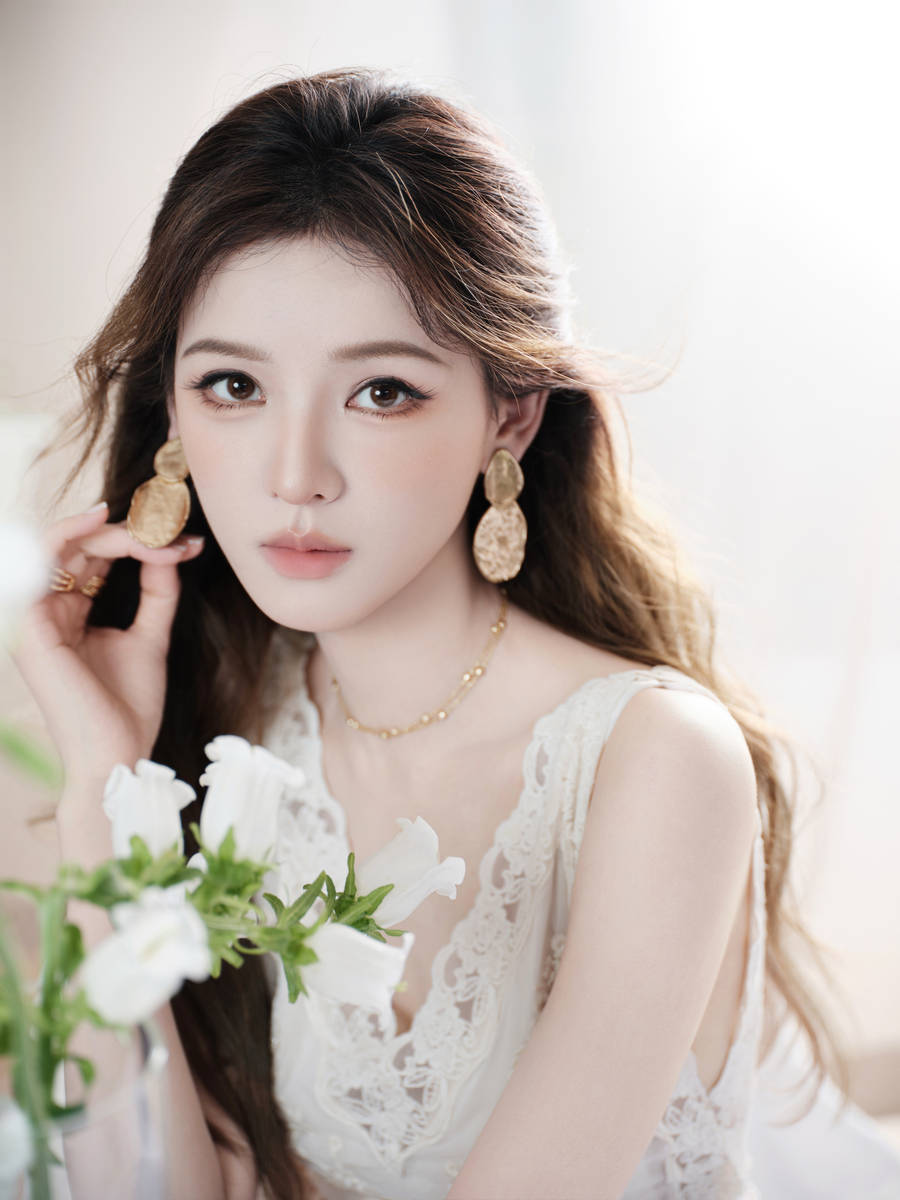 张予曦穿纱裙气质沉静优雅 手持花朵尽显温婉俏丽