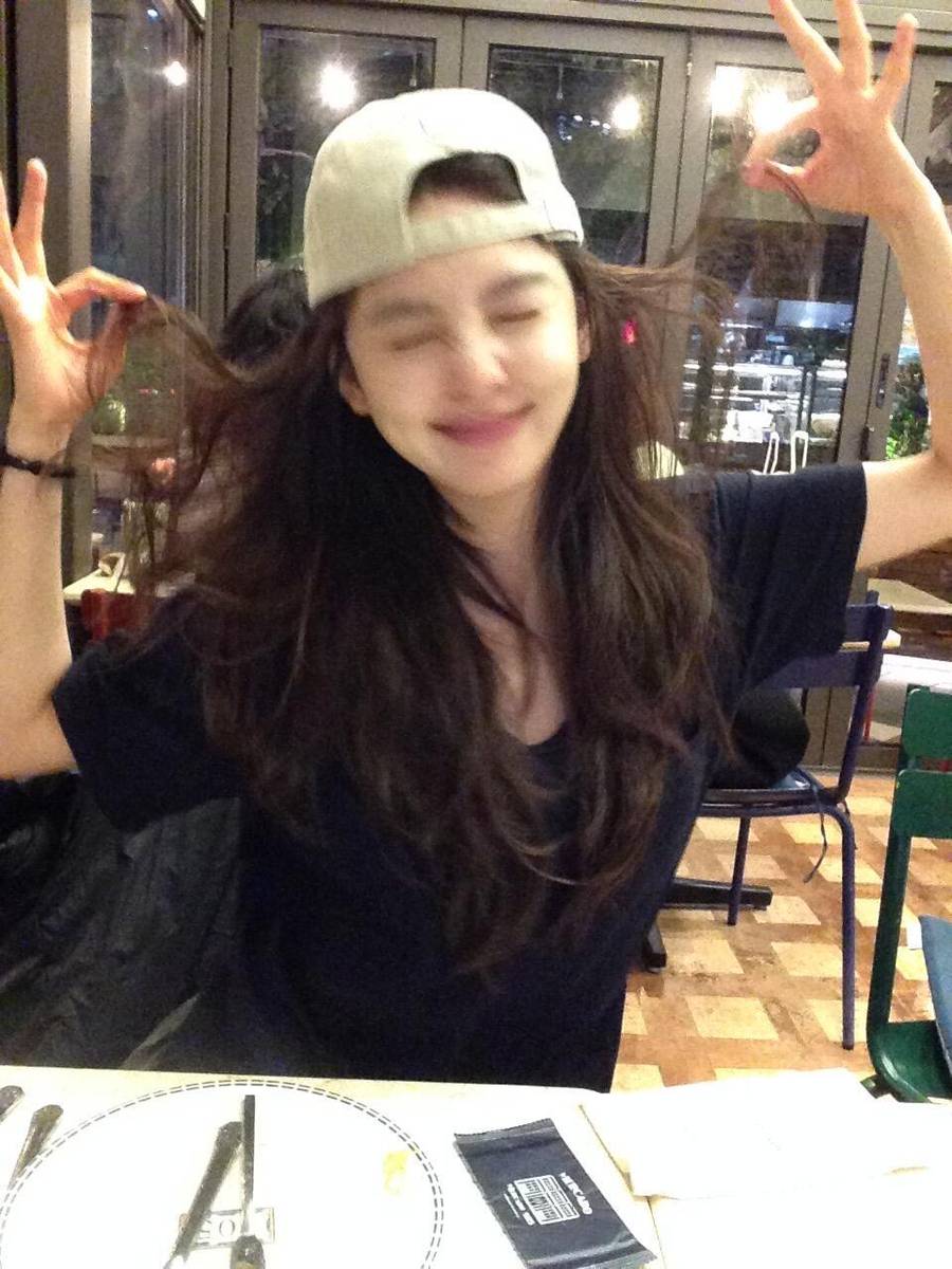 章若楠晒日常随拍灵动活泼 在美食前微笑娇憨可爱