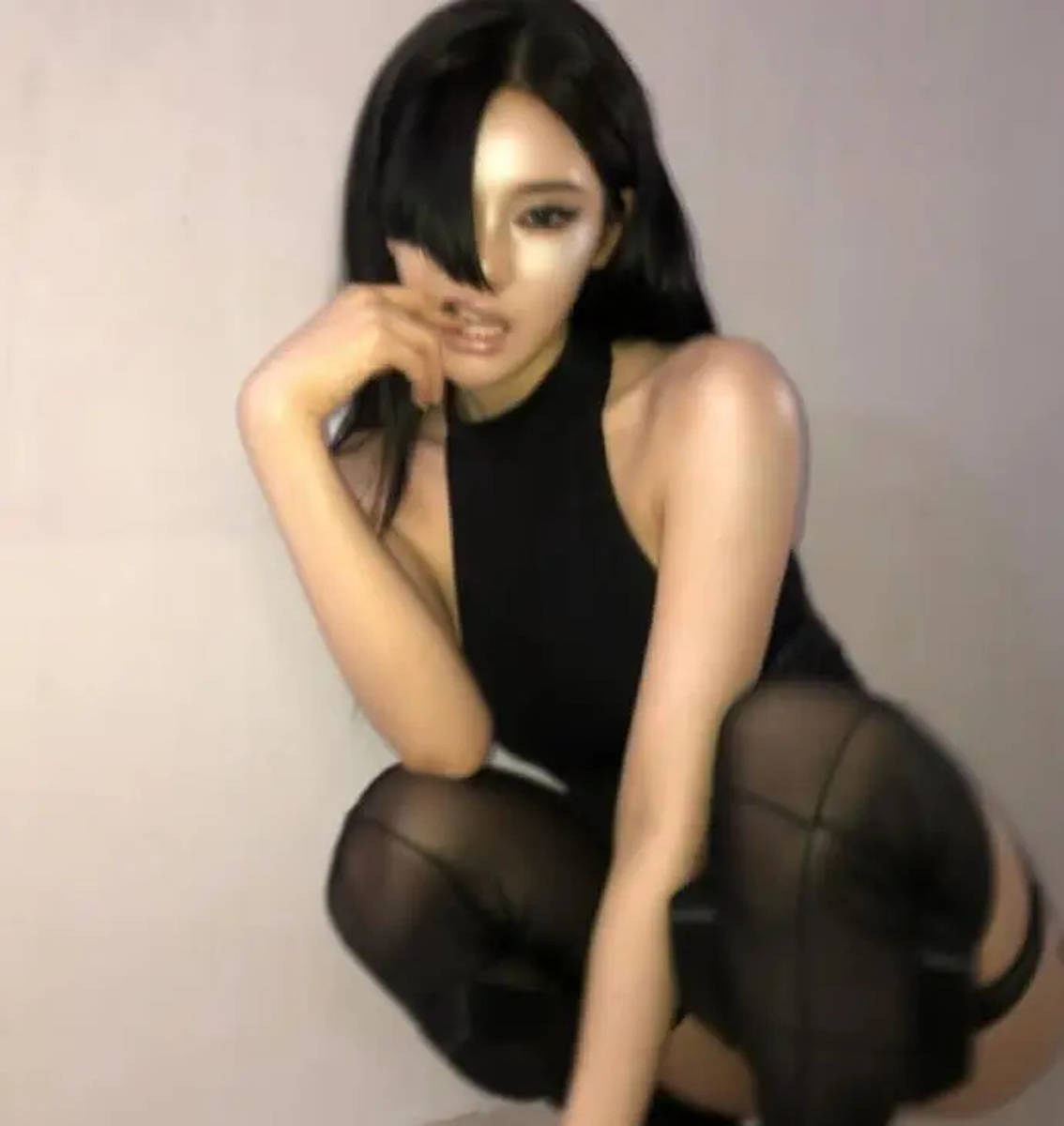 宁艺卓晒冷艳女特工造型 穿黑丝袜秀出好身材