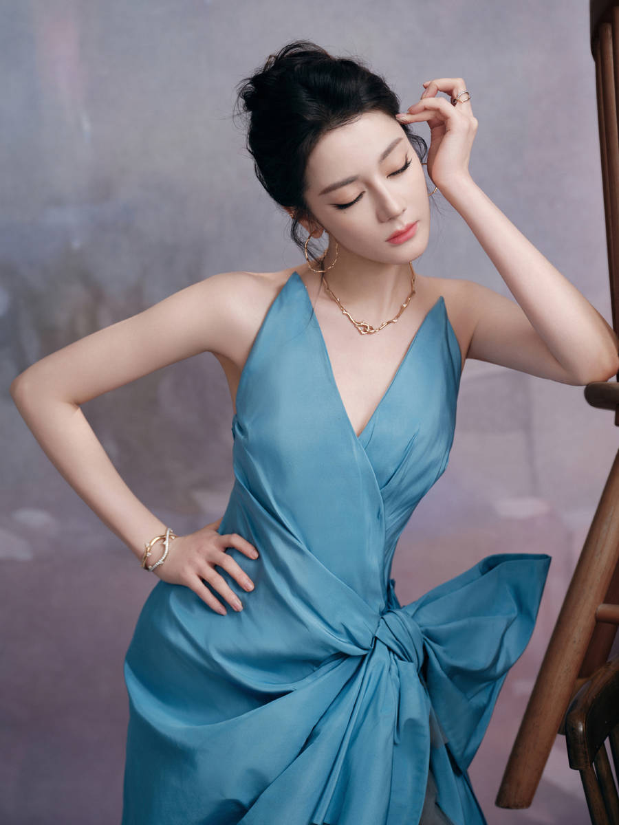 迪丽热巴穿蓝色长裙超性感 深V设计暴露好身材
