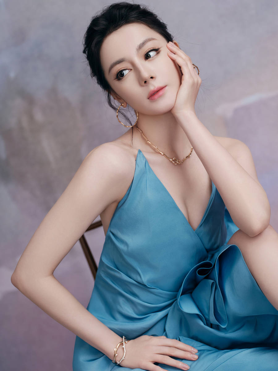 迪丽热巴穿蓝色长裙超性感 深V设计暴露好身材