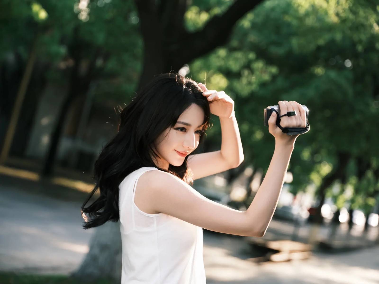 迪丽热巴沐浴阳光灵动俏皮 对镜甜笑化身果汁少女