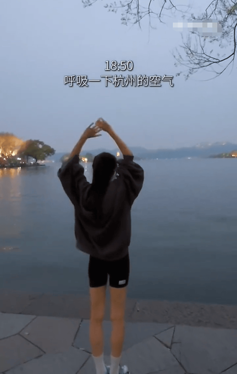 韩国影后河智苑西湖独自夜跑 素颜出镜状态超好
