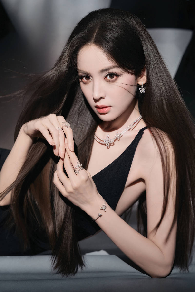 娜扎秒变成熟御姐性感火辣！展露美背肌肤柔软白嫩