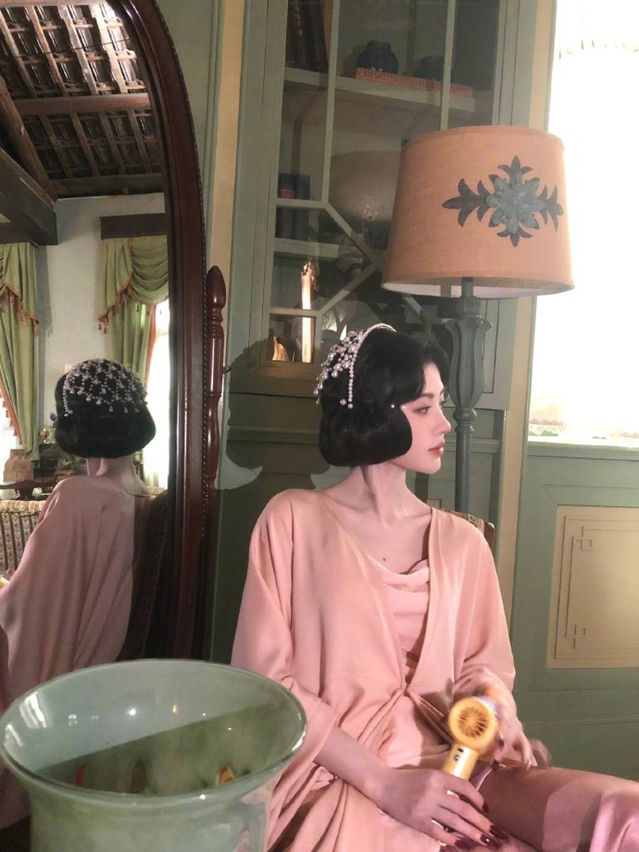 鞠婧祎穿缎面裙配珍珠发冠 温柔贵气化身民国美人