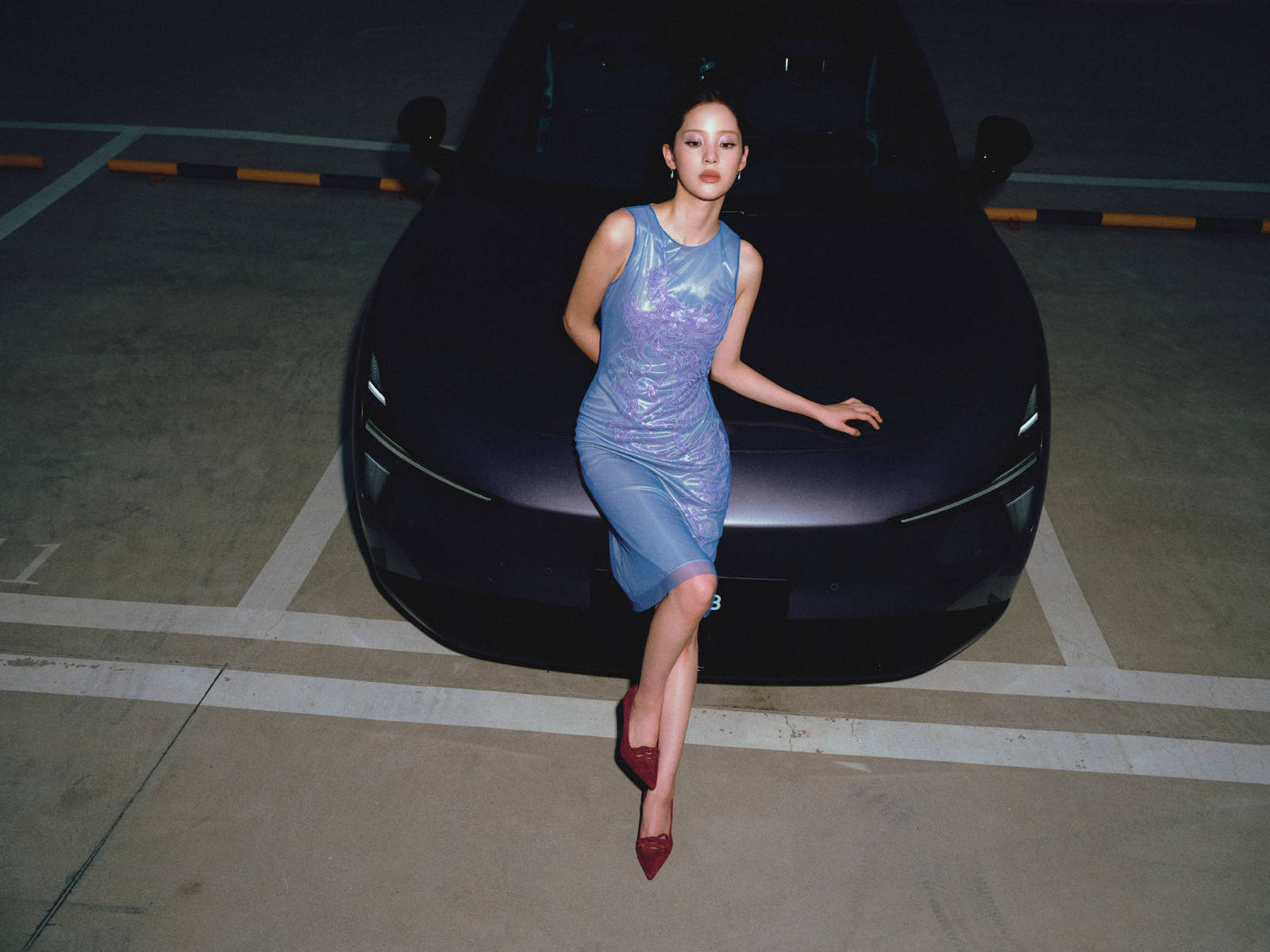 欧阳娜娜化身性感车模 穿蓝色连衣裙展露曼妙身姿