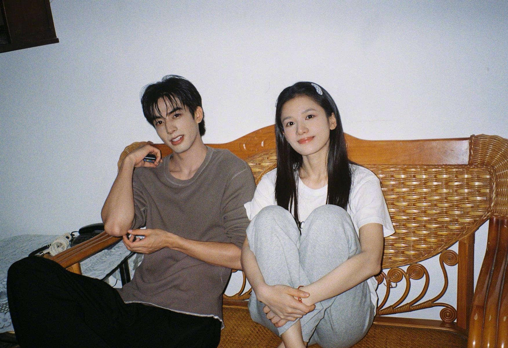 宋威龙张婧仪片场合照 两人千禧风满满CP感超强