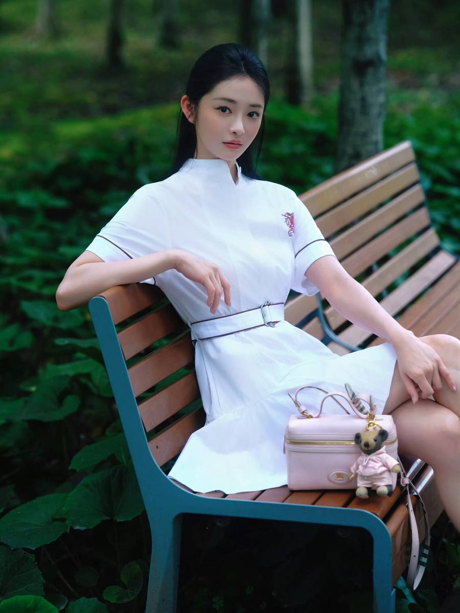 周洁琼穿白连衣裙置身林间 清新灵动充满少女气息