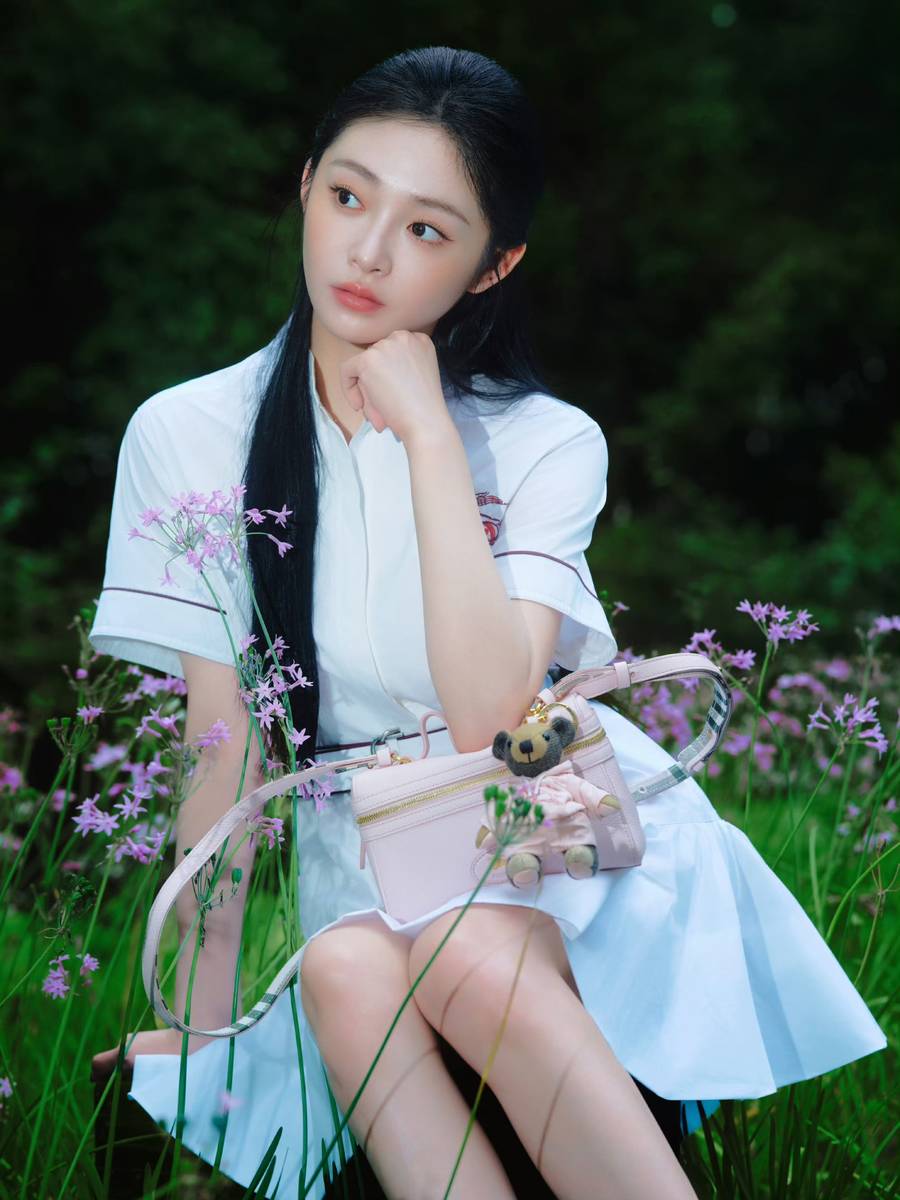 周洁琼穿白连衣裙置身林间 清新灵动充满少女气息