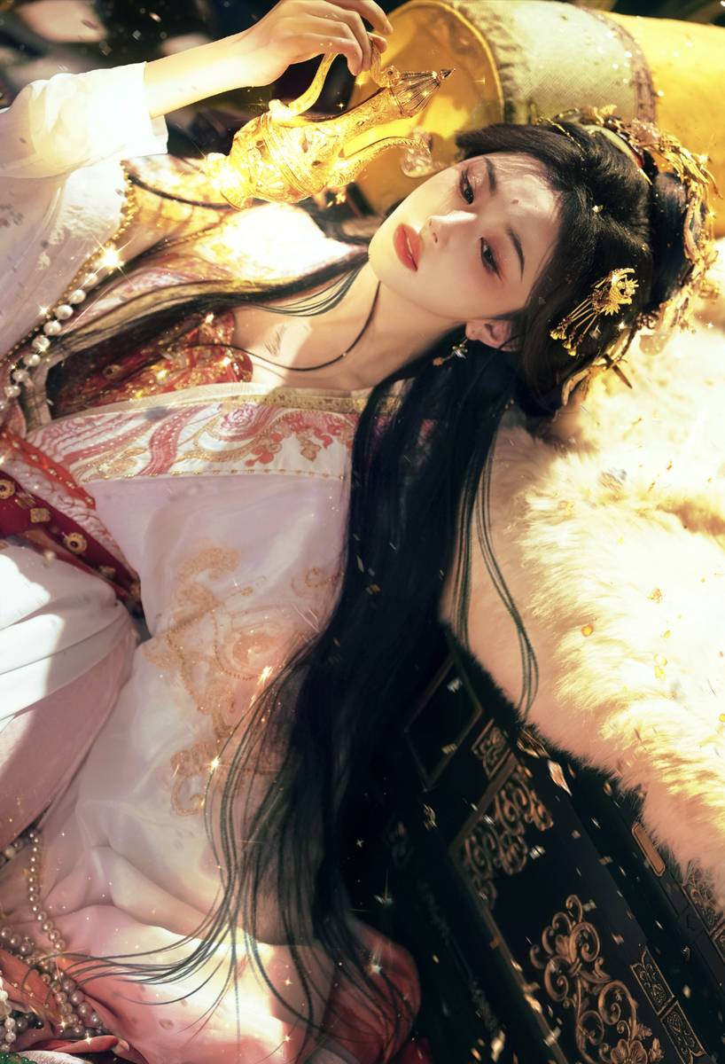 孔雪儿穿粉金刺绣古风套装 华贵美艳氛围感拉满