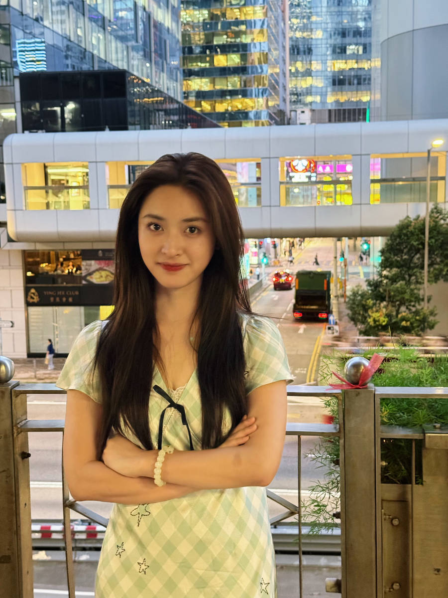 沈月穿格纹连衣裙城市游玩 元气灵动少女感十足