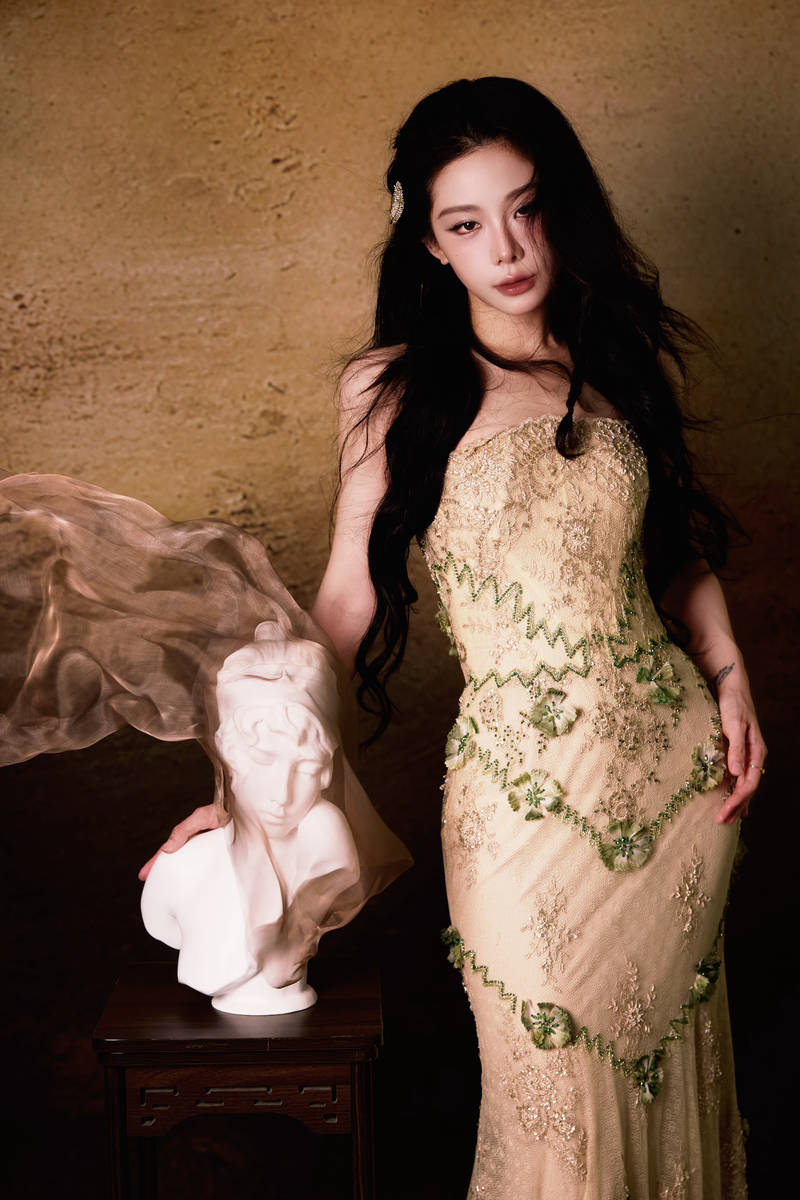 喻言穿满钻鱼尾长裙 华贵雅致宛如油画中的少女