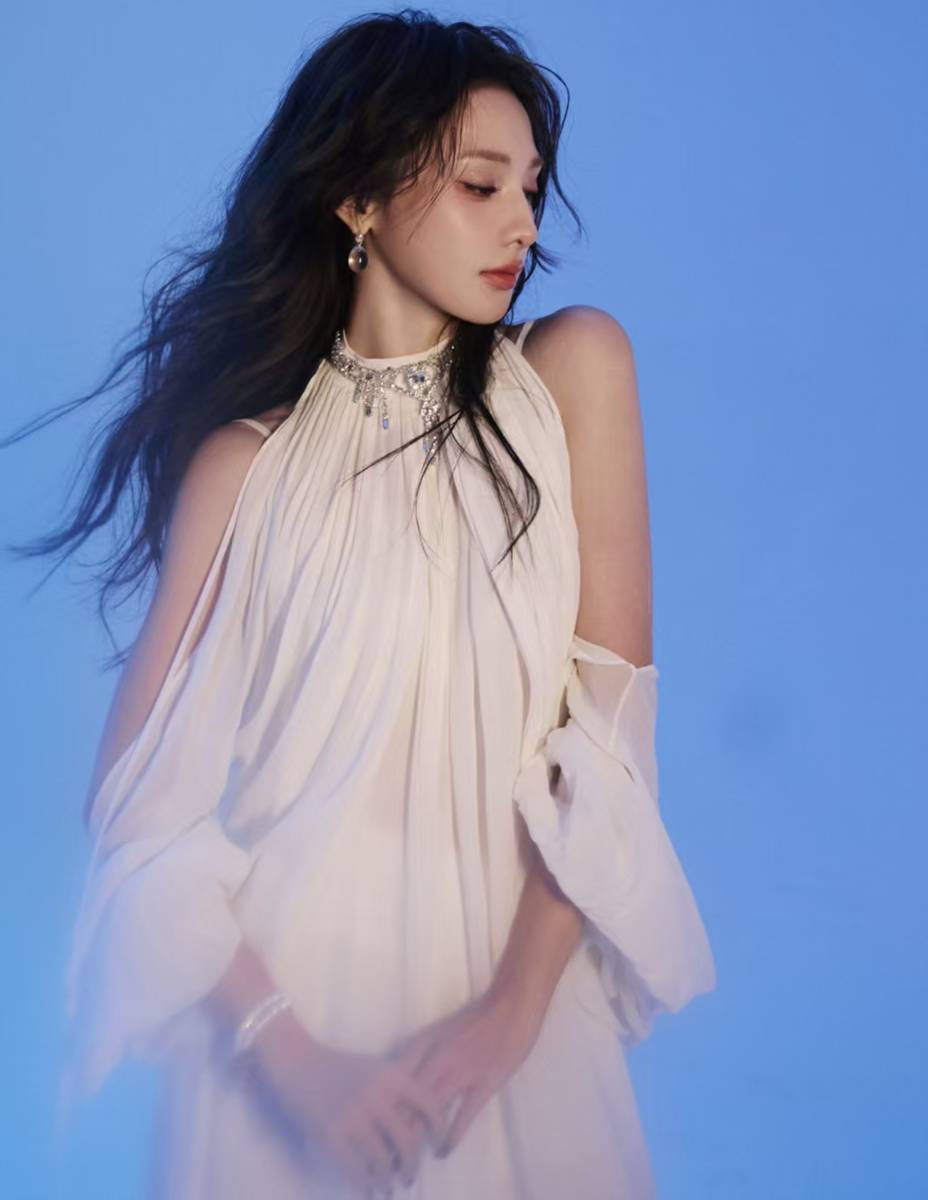 彭小苒穿白纱裙化身蝴蝶神女 凉爽虚幻灵动脱俗