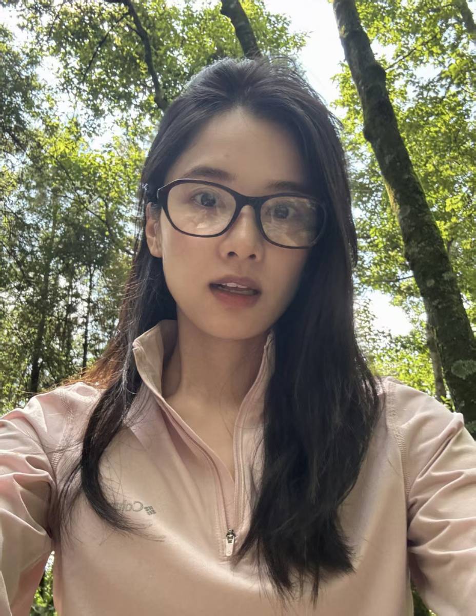 张婧仪穿浅粉休闲装山林出游 素颜出镜清新又治愈