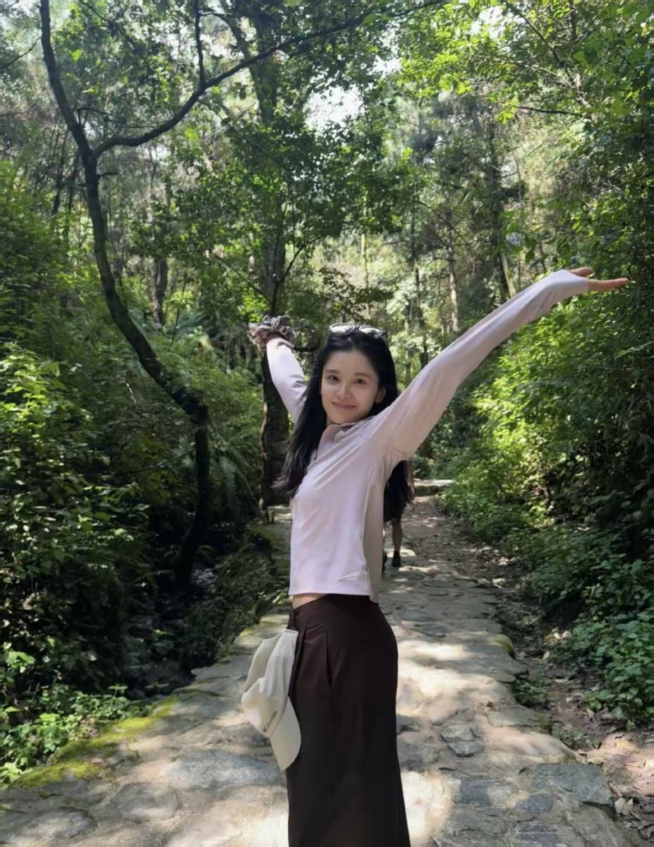 张婧仪穿浅粉休闲装山林出游 素颜出镜清新又治愈