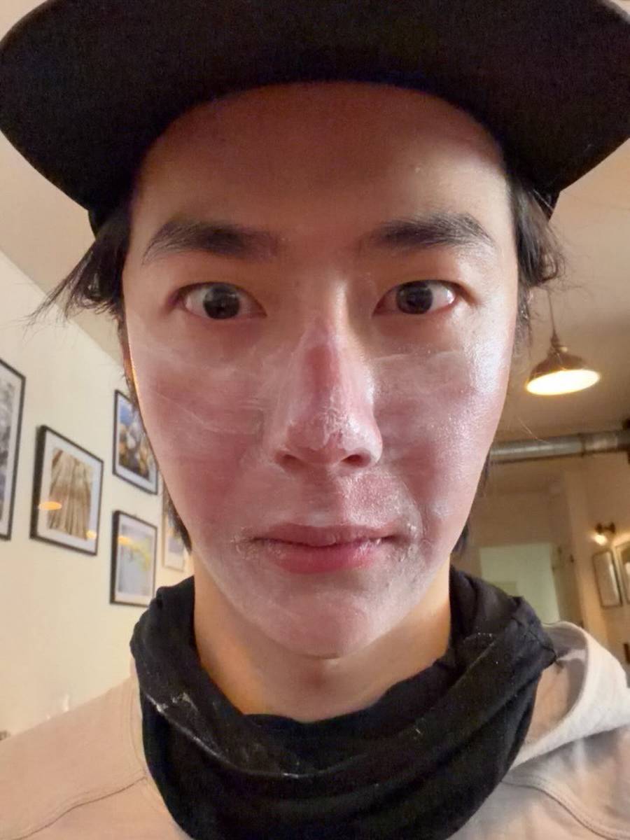 王一博INS晒自拍照 怼脸镜头下脸部泛红状态好真实