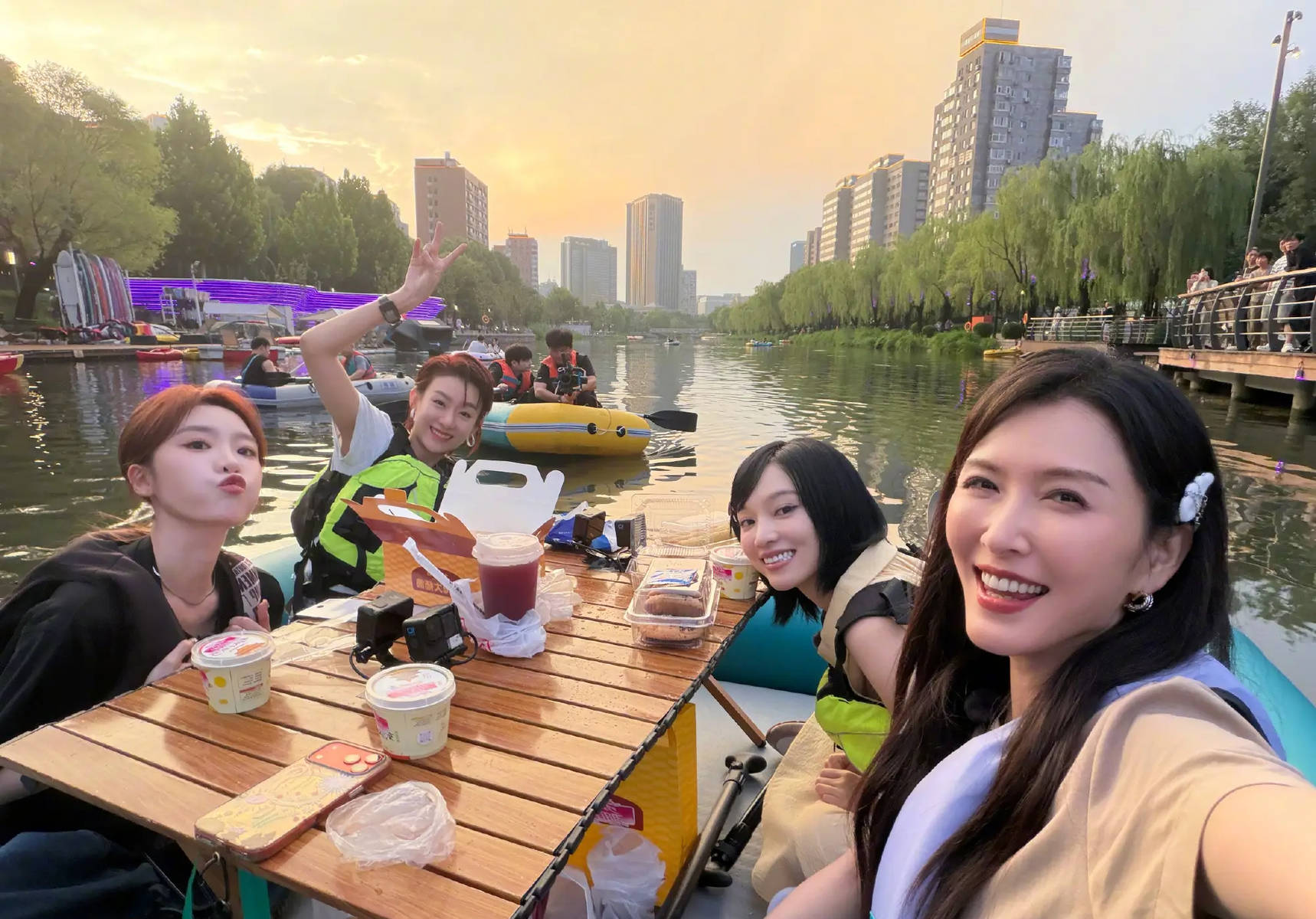 黄灿灿晒与张月徐洁儿侯宇合照 姐妹贴贴氛围超甜