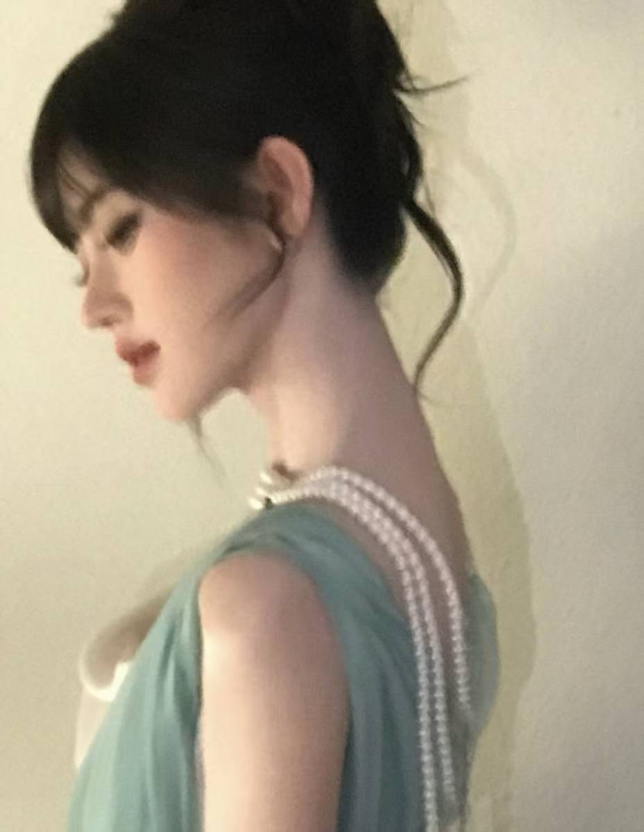 鞠婧祎穿绿纱质长裙配珍珠项链 清雅温婉贵气动人