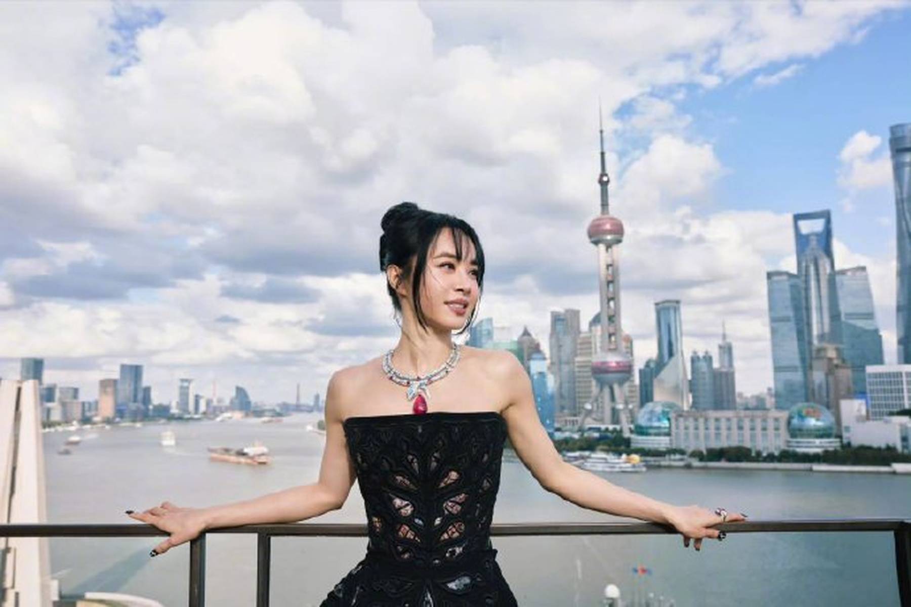 蔡依林身穿黑抹胸裙纤细大方 颈间戴红钻璀璨夺目