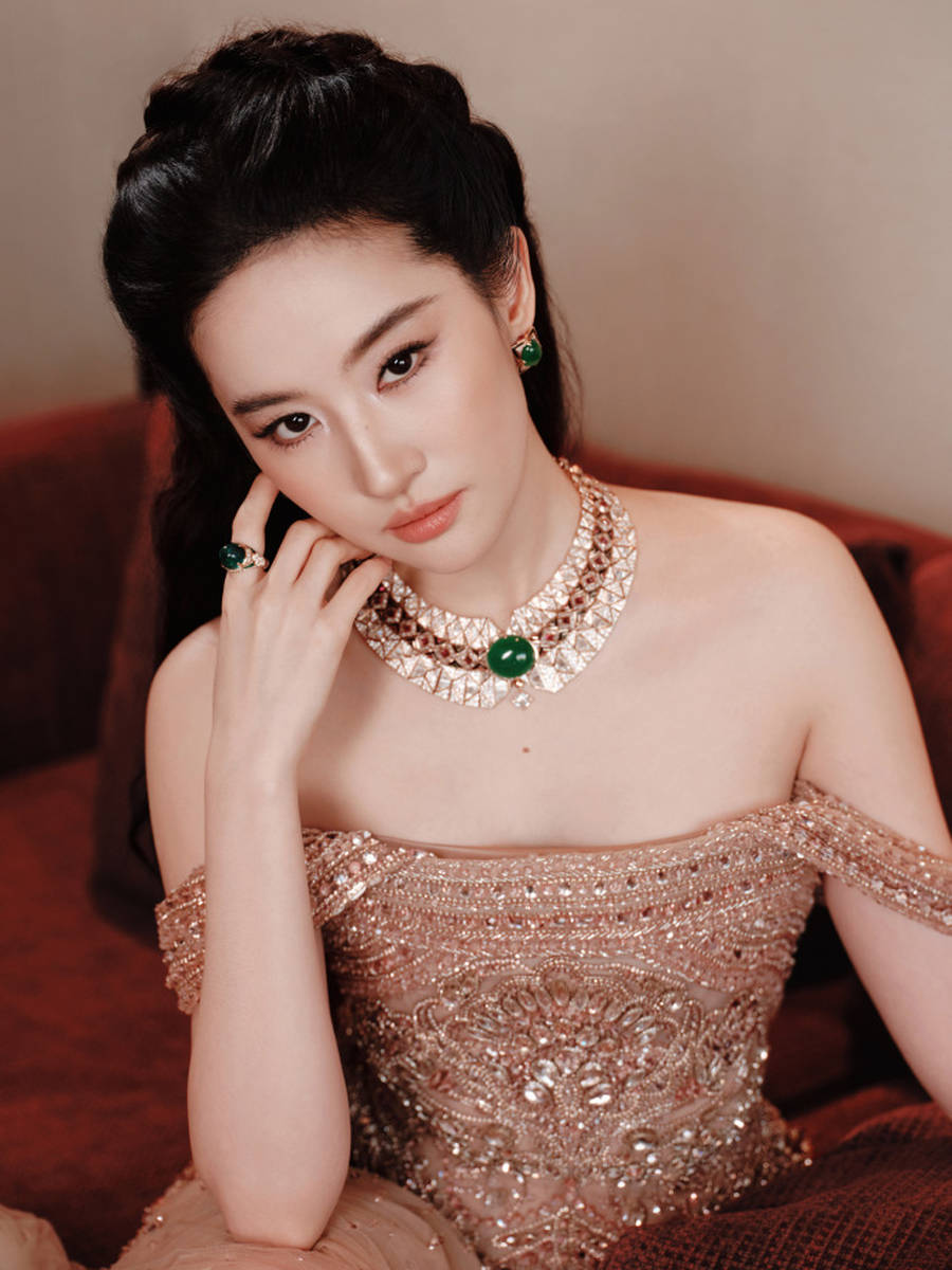 刘亦菲穿抹胸裙气质靓丽 侧躺沙发上勾勒纤细美腿