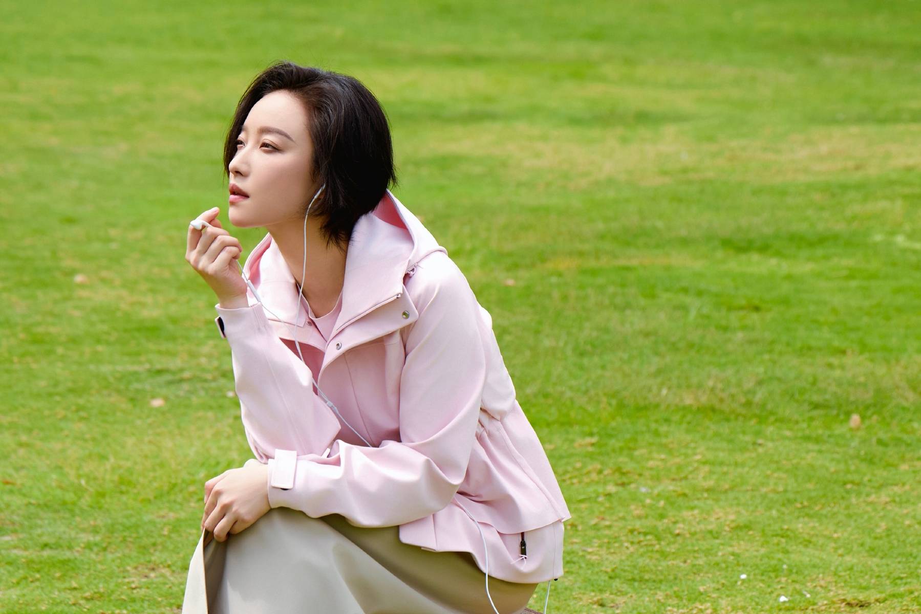 倪妮穿粉色卫衣俏皮灵动 蹲在地上认真端详