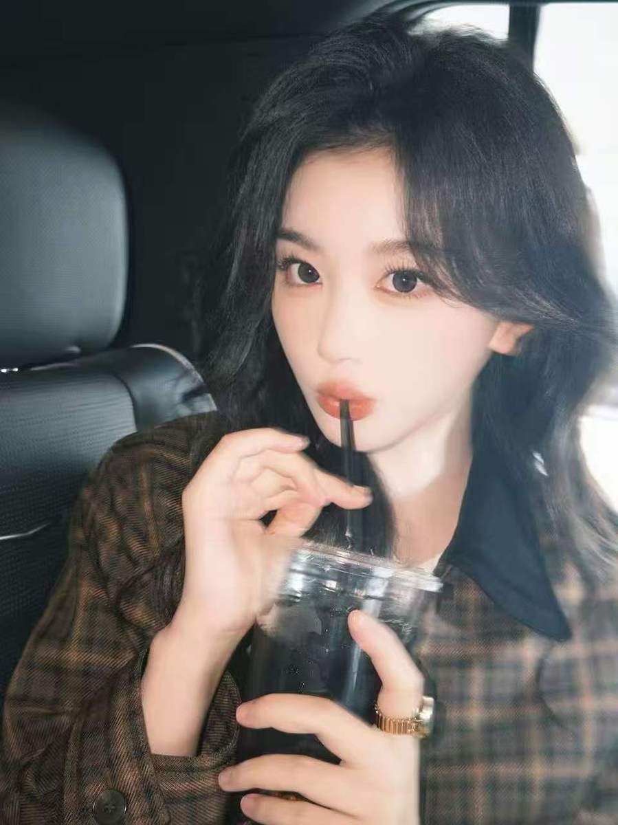 孔雪儿穿棕色格纹外套 慵懒松弛美拉德风好吸睛