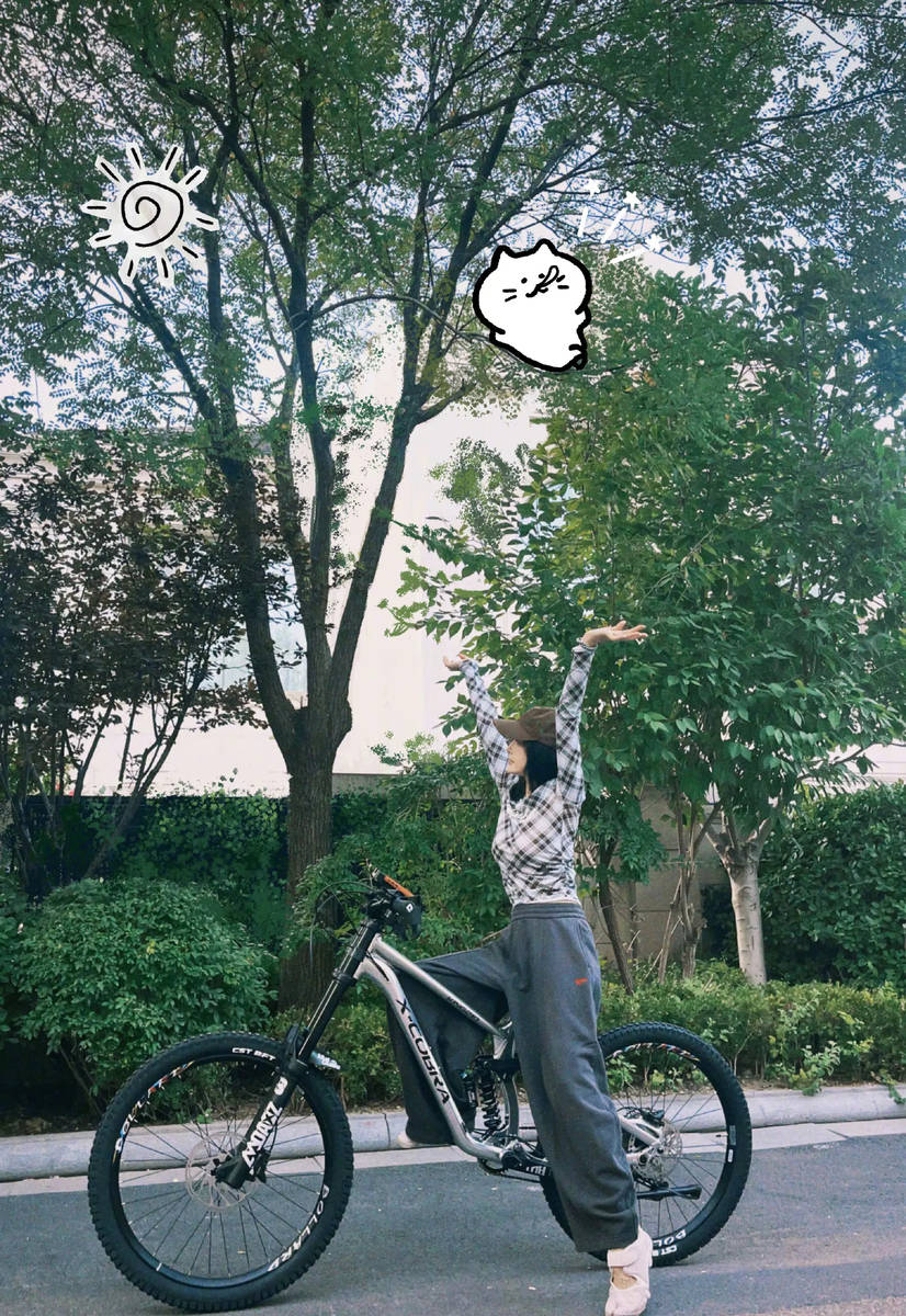 秦岚分享生活美照 户外骑自行车去兜风好惬意