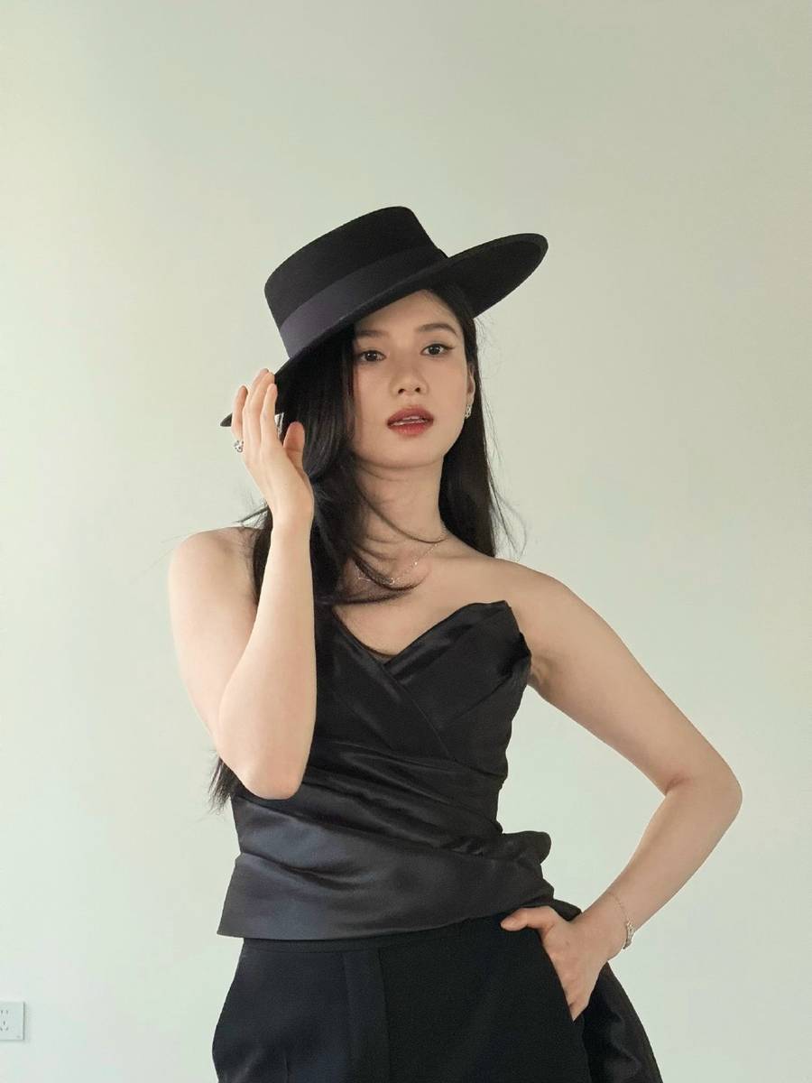 张婧仪穿抹胸戴礼帽 优雅大气尽显清冷矜贵氛围感