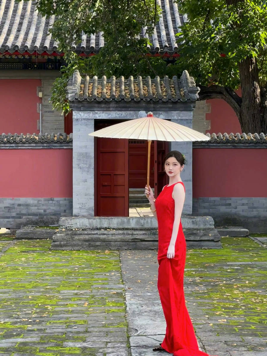 景甜身穿红裙凸显雪白肌肤 手拿油纸伞宛如画中人