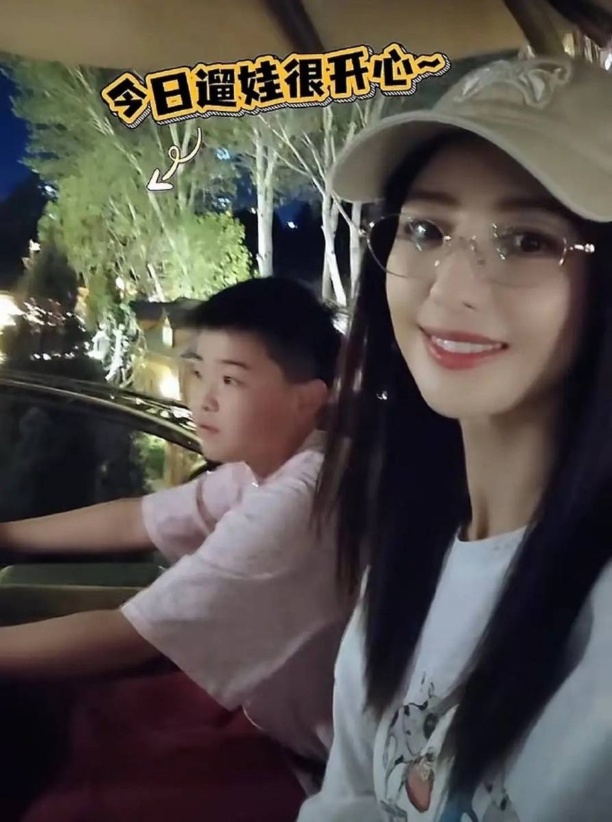 佟丽娅带孩子打卡游乐园 小酒窝搂着10岁朵朵拍照