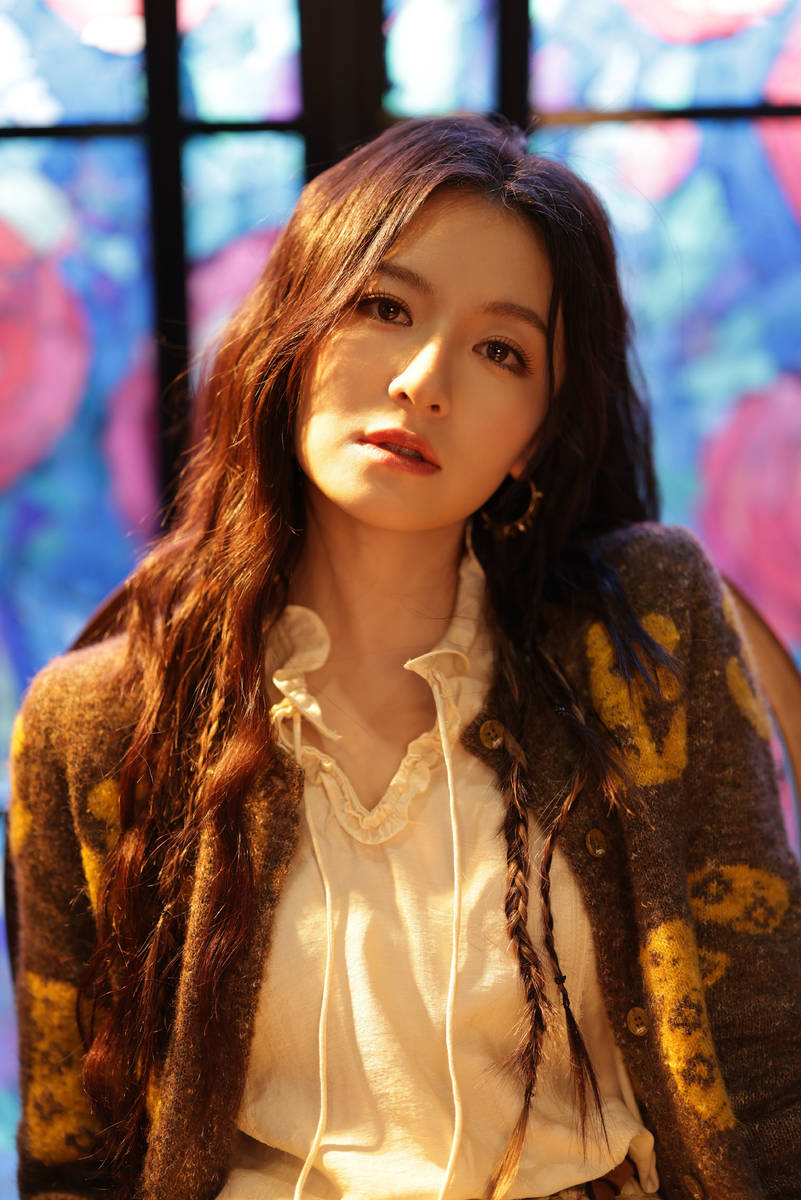 李兰迪身着花纹针织开衫 甜美元气慵懒治愈