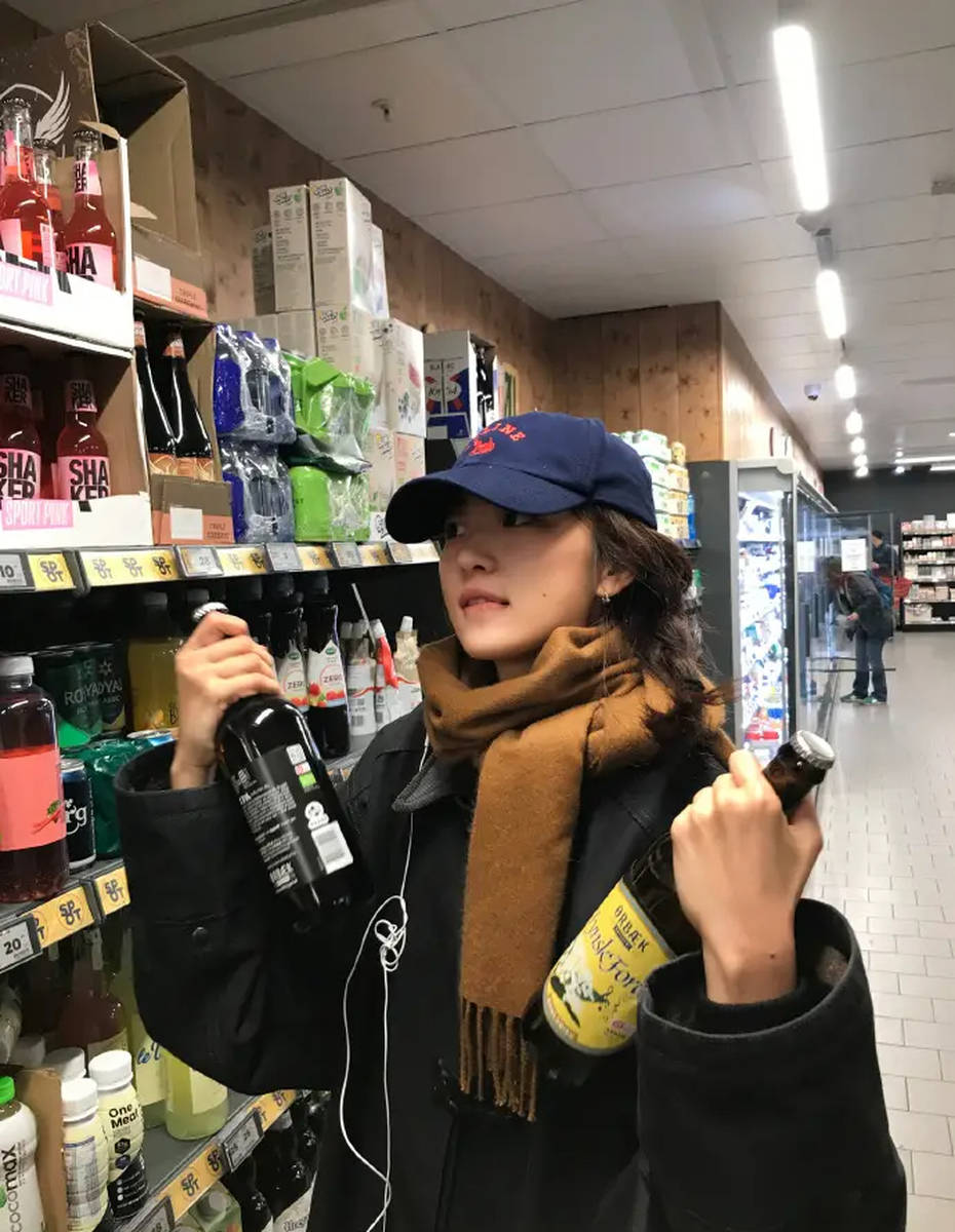 孙千藏蓝棒球帽配焦糖领巾 冬日从简松懈穿搭模版