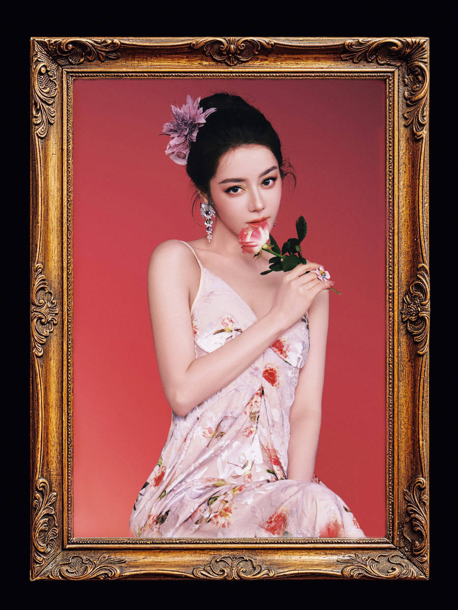 迪丽热巴化身性感花仙子 穿吊带裙勾勒曼妙身姿