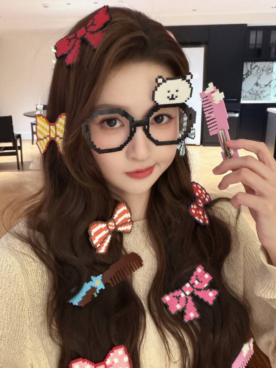 王玉雯戴蝴蝶结拼豆好可爱 秒变鬼马少女俏皮灵动