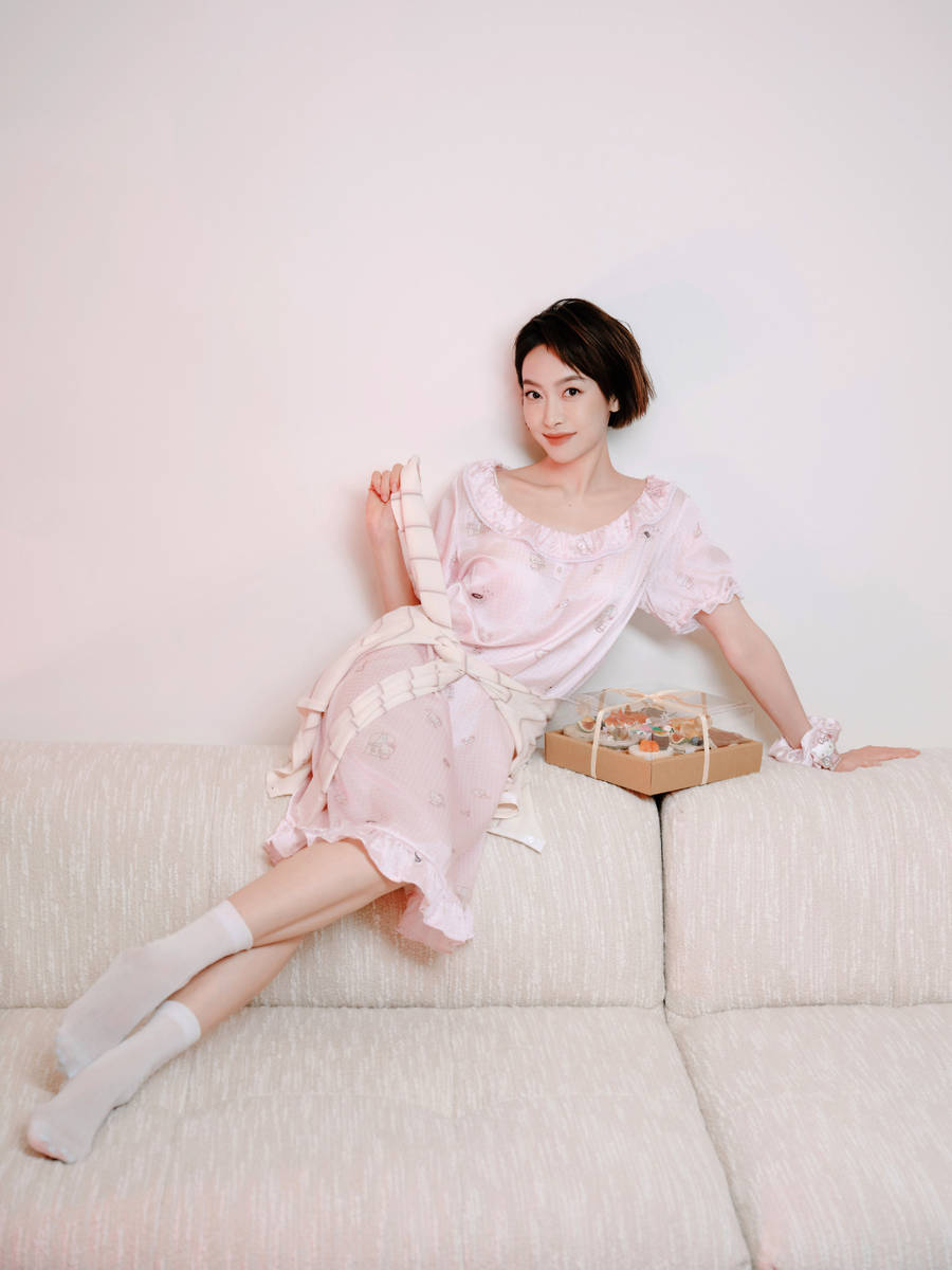 宋茜穿粉嫩睡衣拍写真大片 笑容甜美肌肤吹弹可破