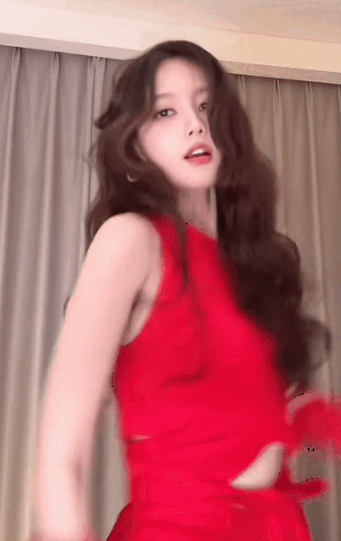 李一桐穿红色长裙跳舞好养眼 舞姿动感酷飒又美又A