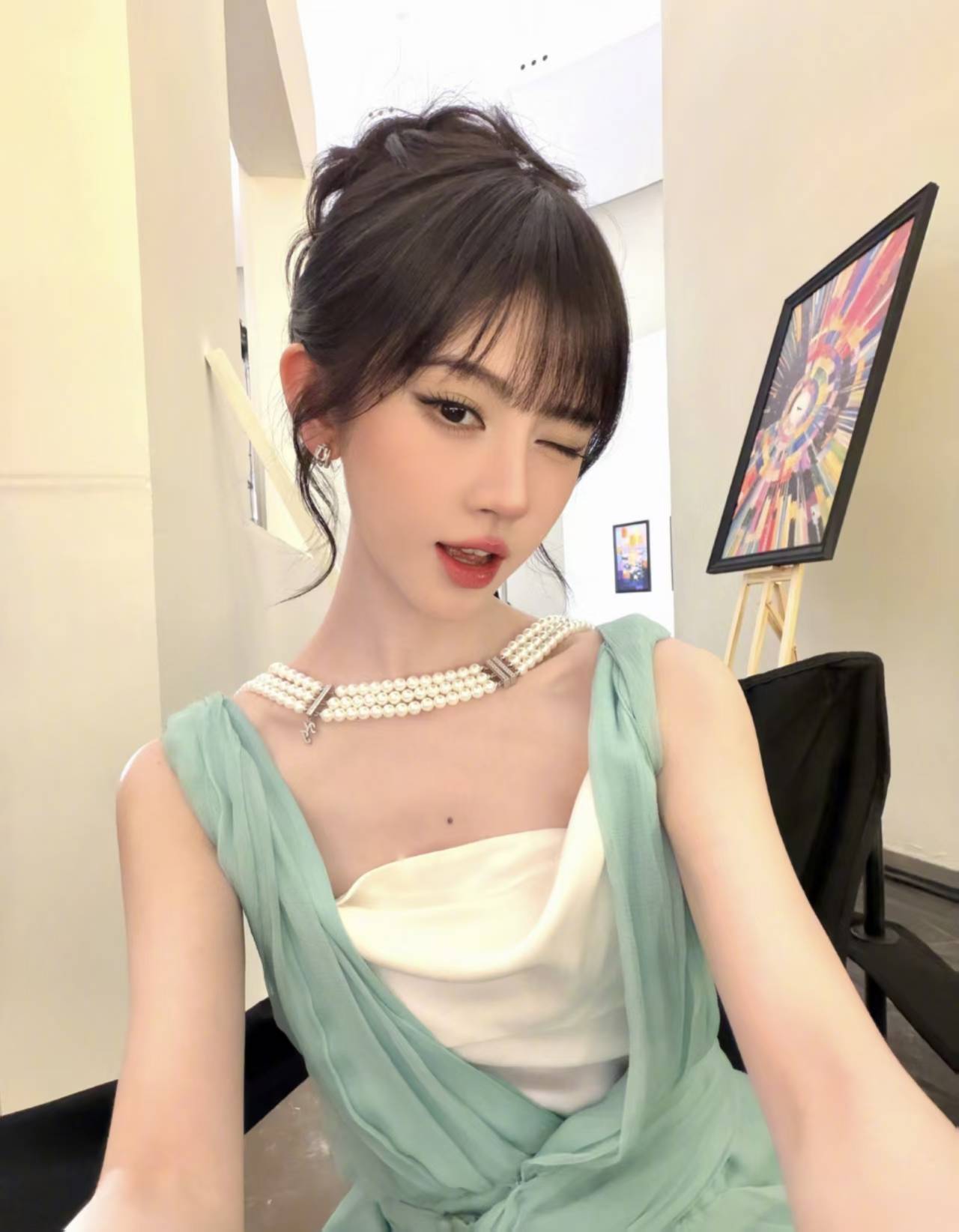 鞠婧祎穿绿纱质长裙配珍珠项链 清雅温婉贵气动人