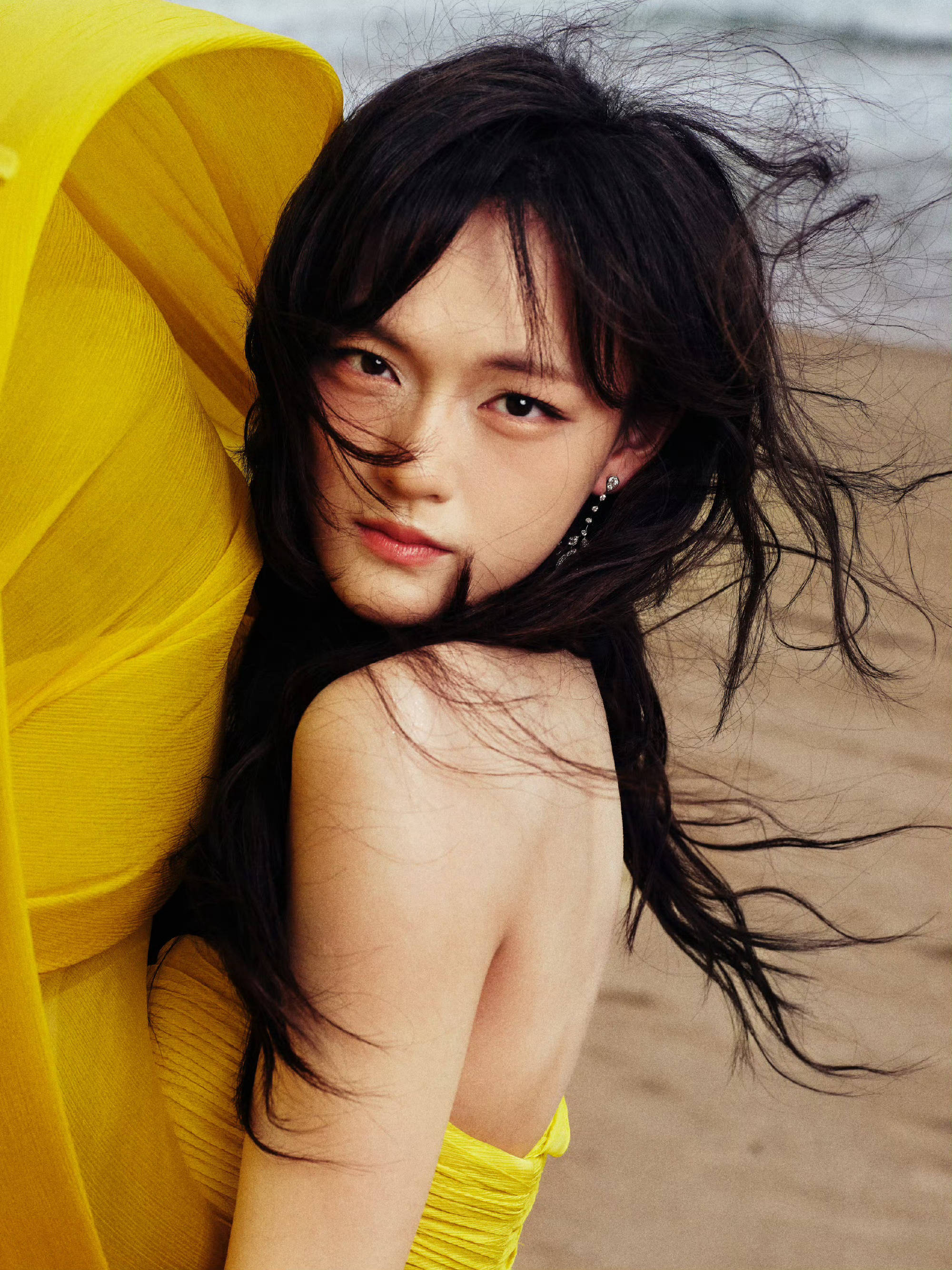 文淇穿黄色抹胸纱裙明媚随性 发丝飘逸氛围感拉满