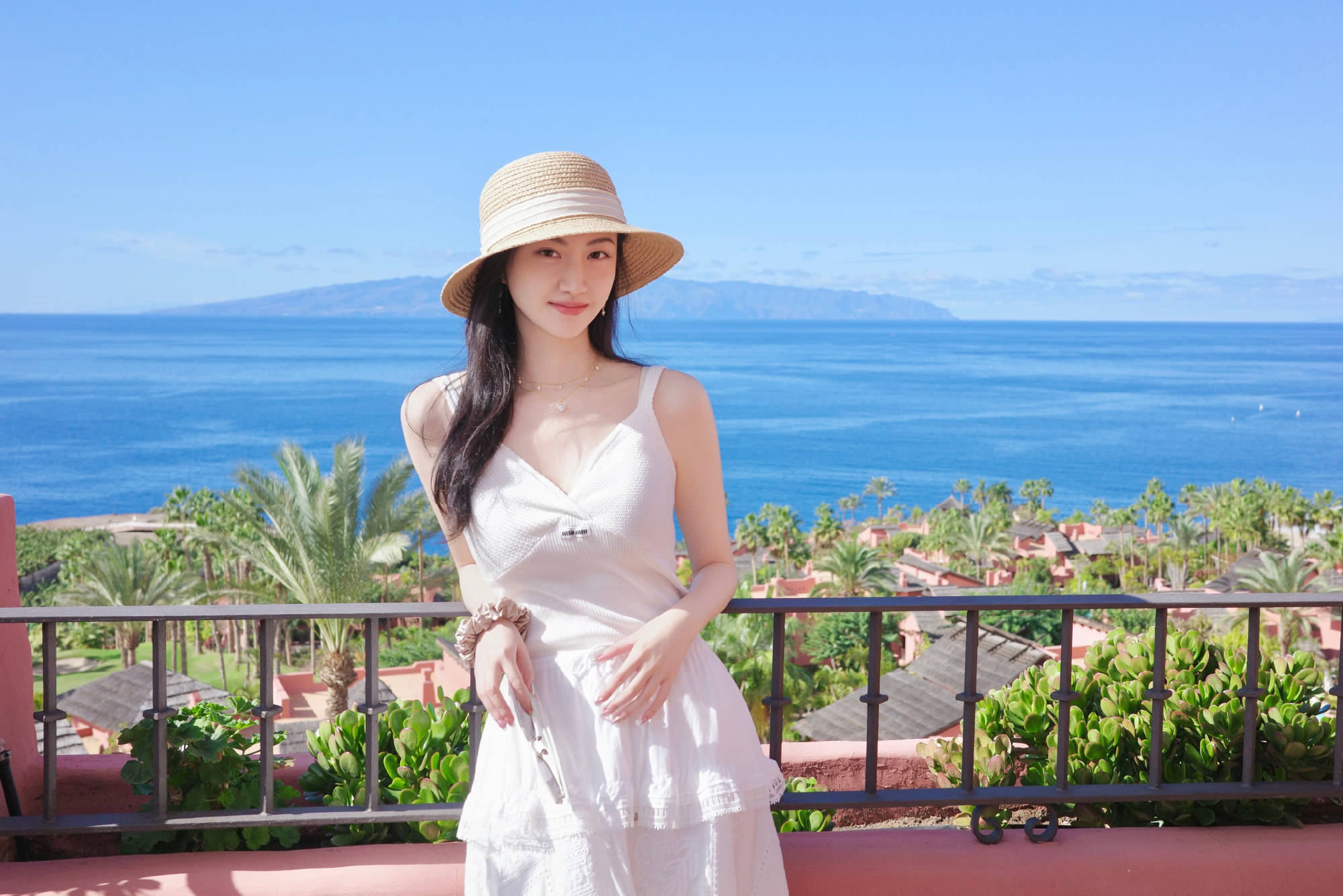 景甜晒海边美照好养眼！穿白色吊带裙气质清新靓丽