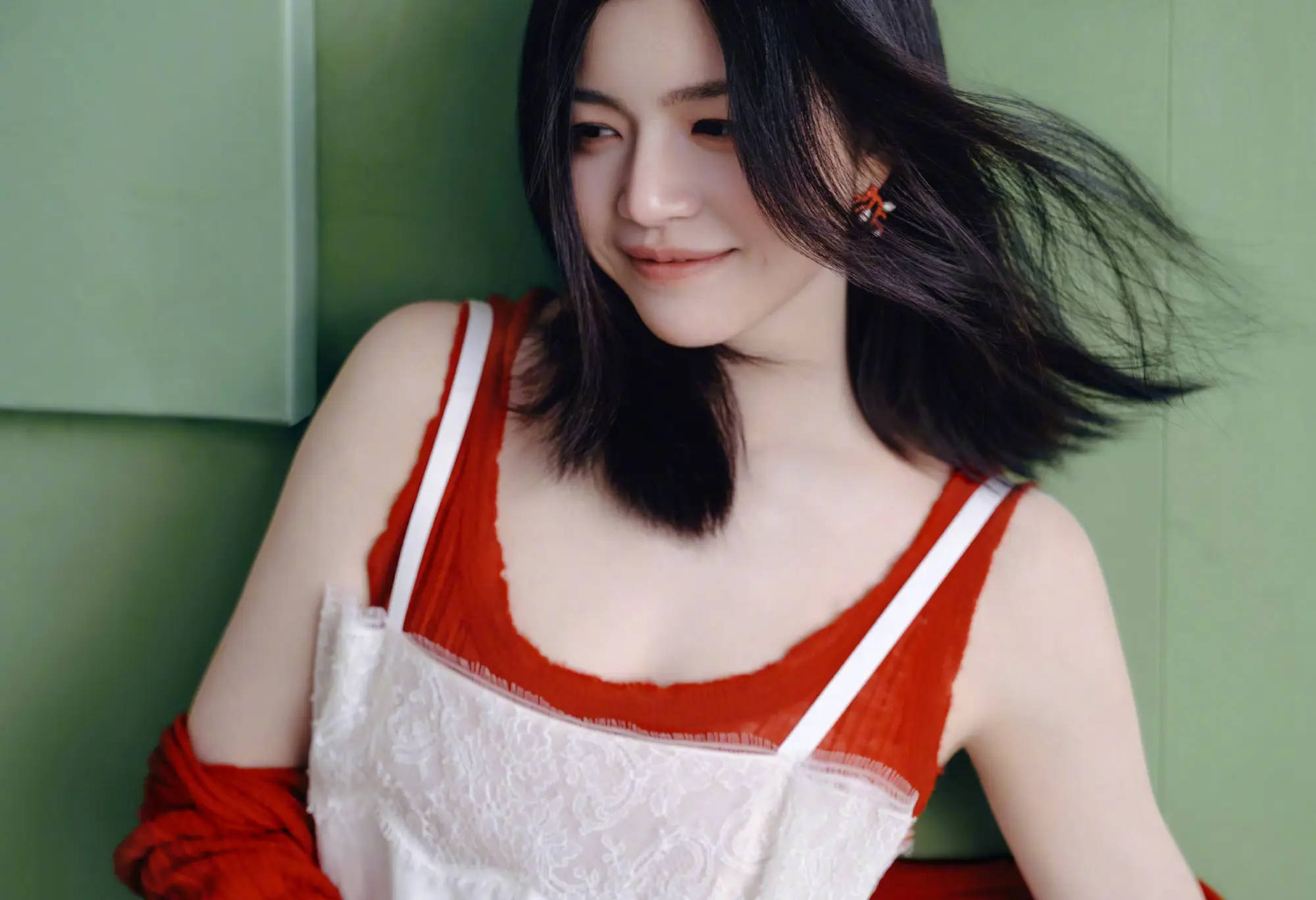 陈妍希红白叠穿甜笑俏皮 发丝飞扬尽显少女感