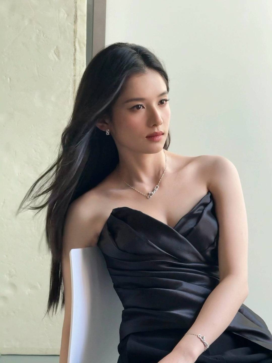 张婧仪穿抹胸戴礼帽 优雅大气尽显清冷矜贵氛围感