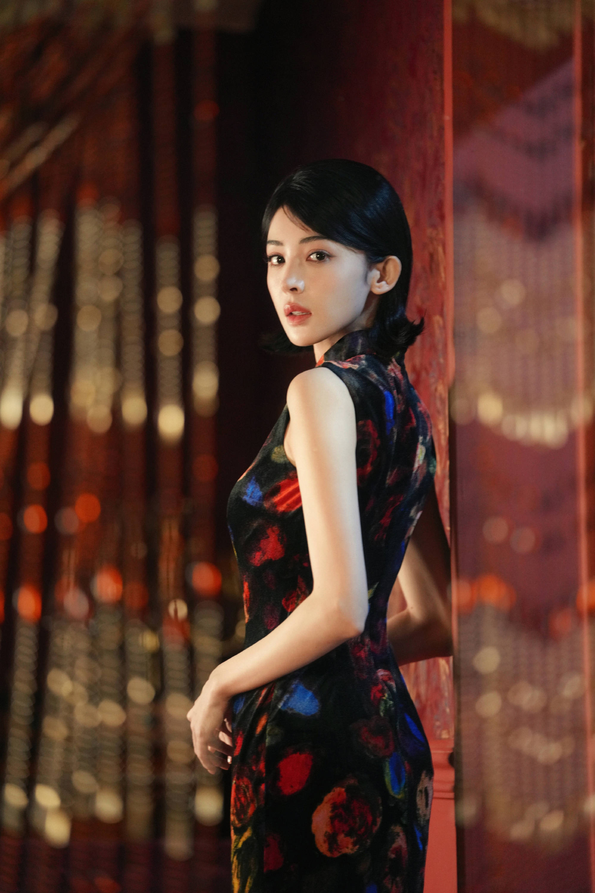 娜扎穿无袖旗袍裙风情万种 勾勒曼妙身姿曲线迷人