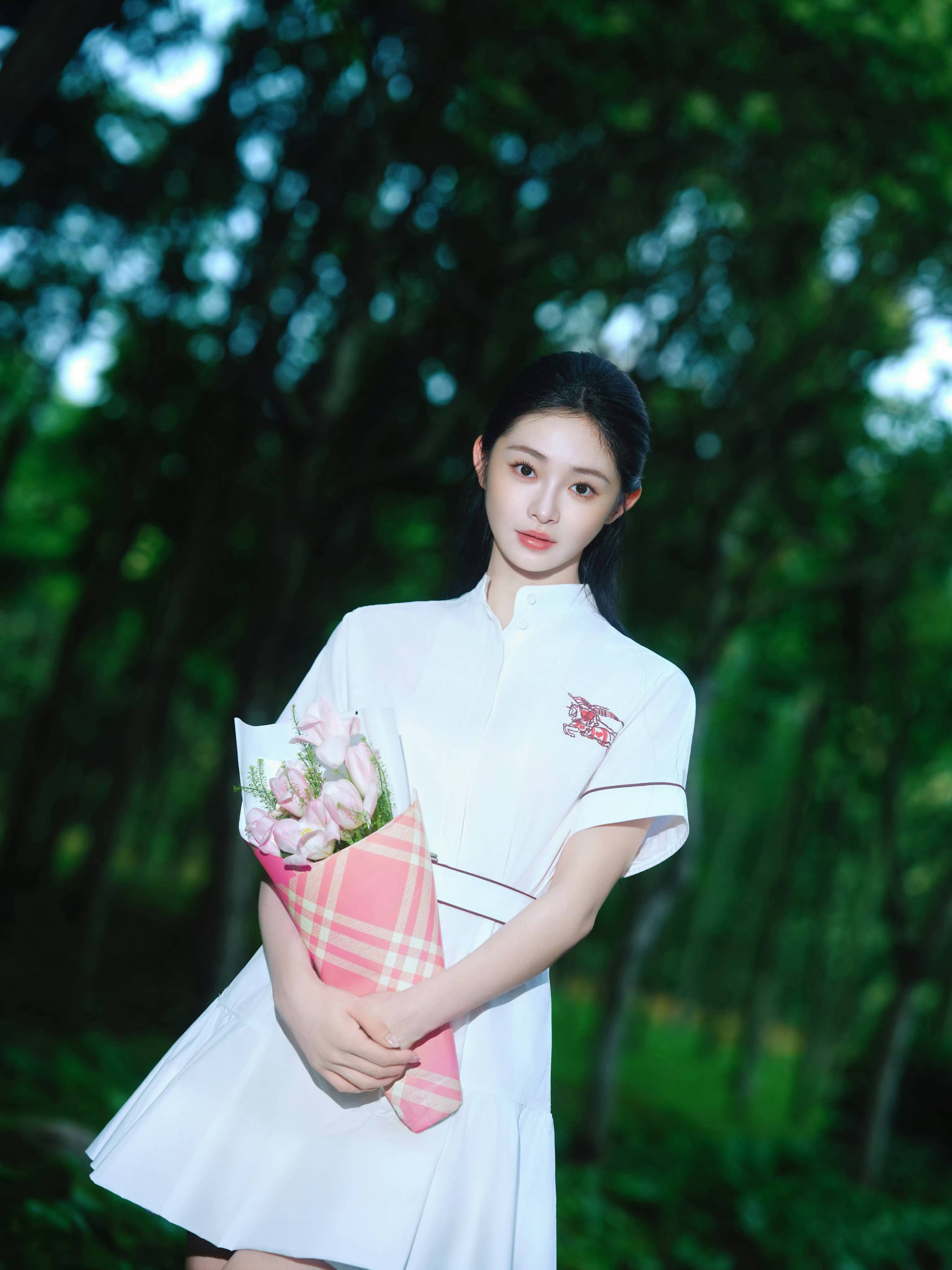 周洁琼穿白连衣裙置身林间 清新灵动充满少女气息