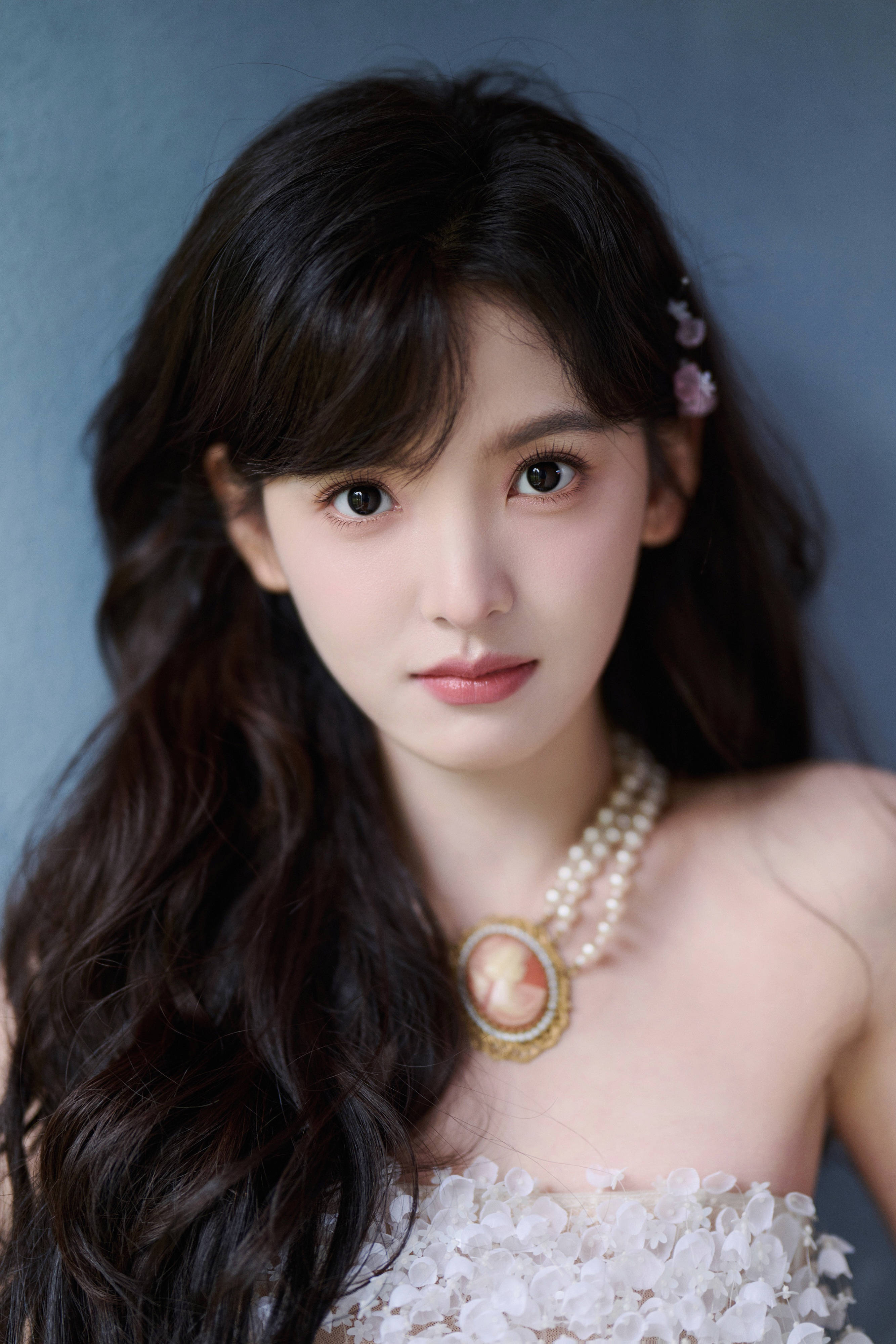 章若楠一身白裙清纯梦幻 戴碎花头纱纯欲感十足