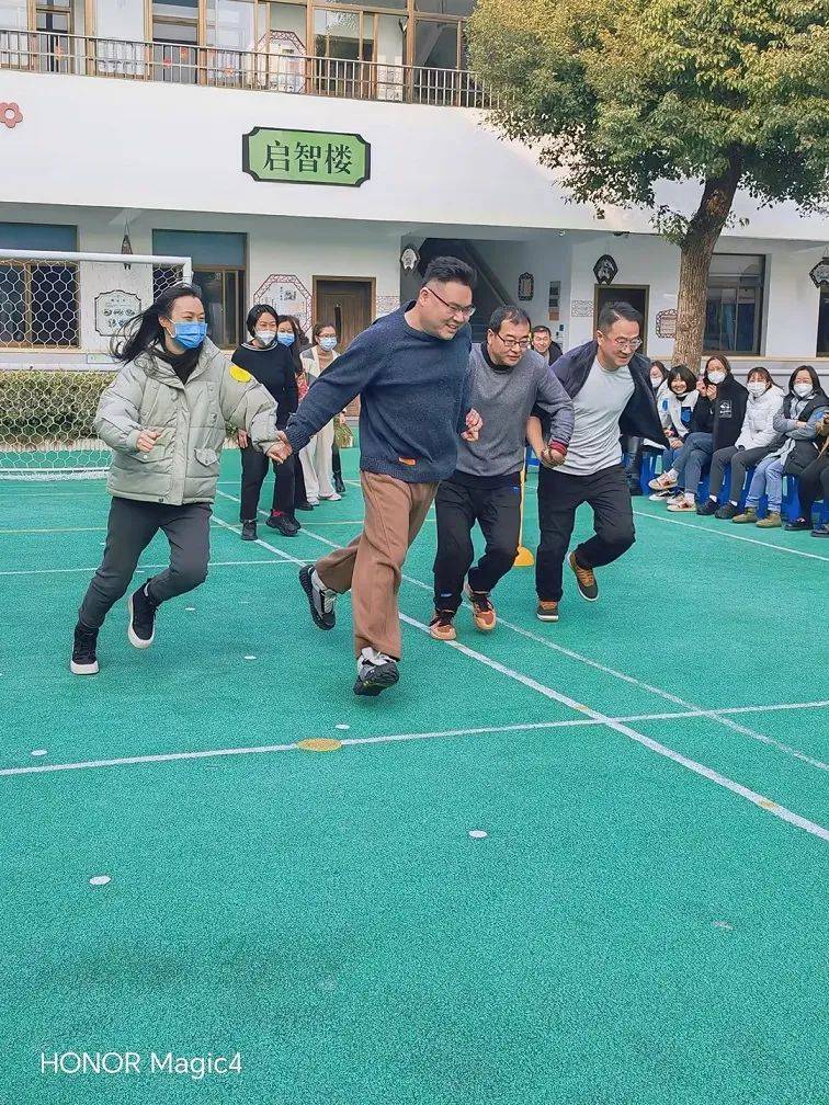 後一人左手搭前一人肩,右手抓住右腳,多隊並排一起站在起跑線上,這