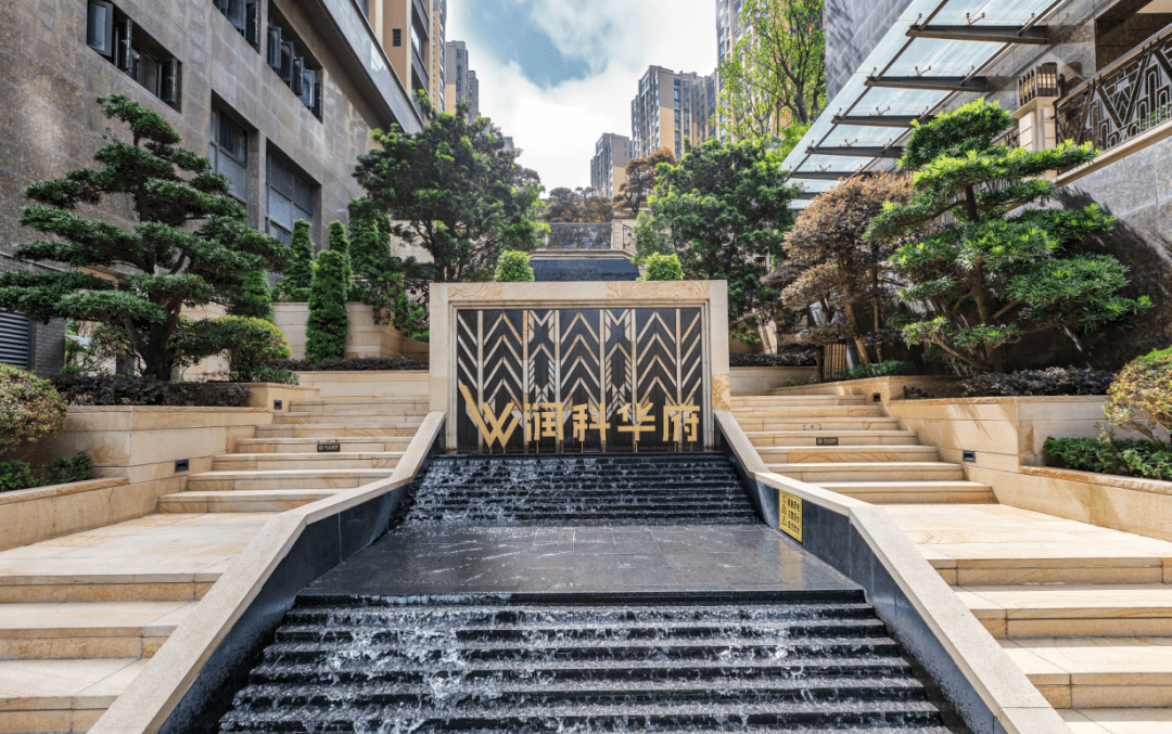 润科华府项目位于深圳市宝安区航城街道鹤洲中心片区,紧邻洲石路,总